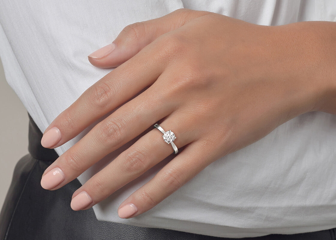ANILLO Solitario 4 Garras en Oro BLANCO de 18 Kts con DIAMANTE Talla BRILLANTE