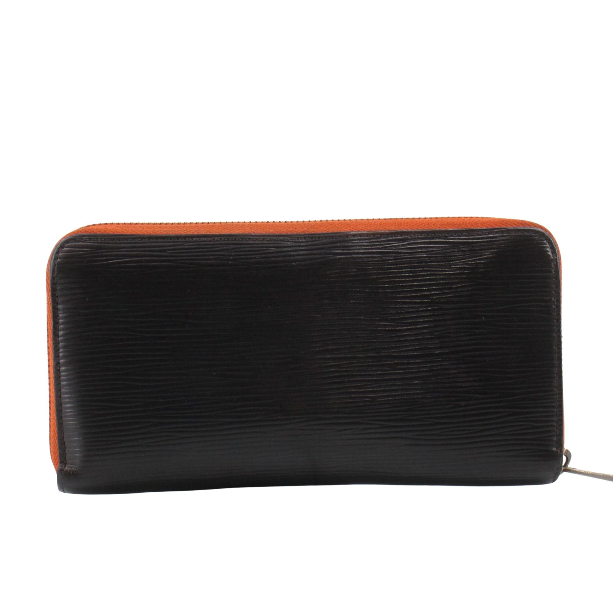 Cartera Louis Vuitton Epi negra con interior naranja