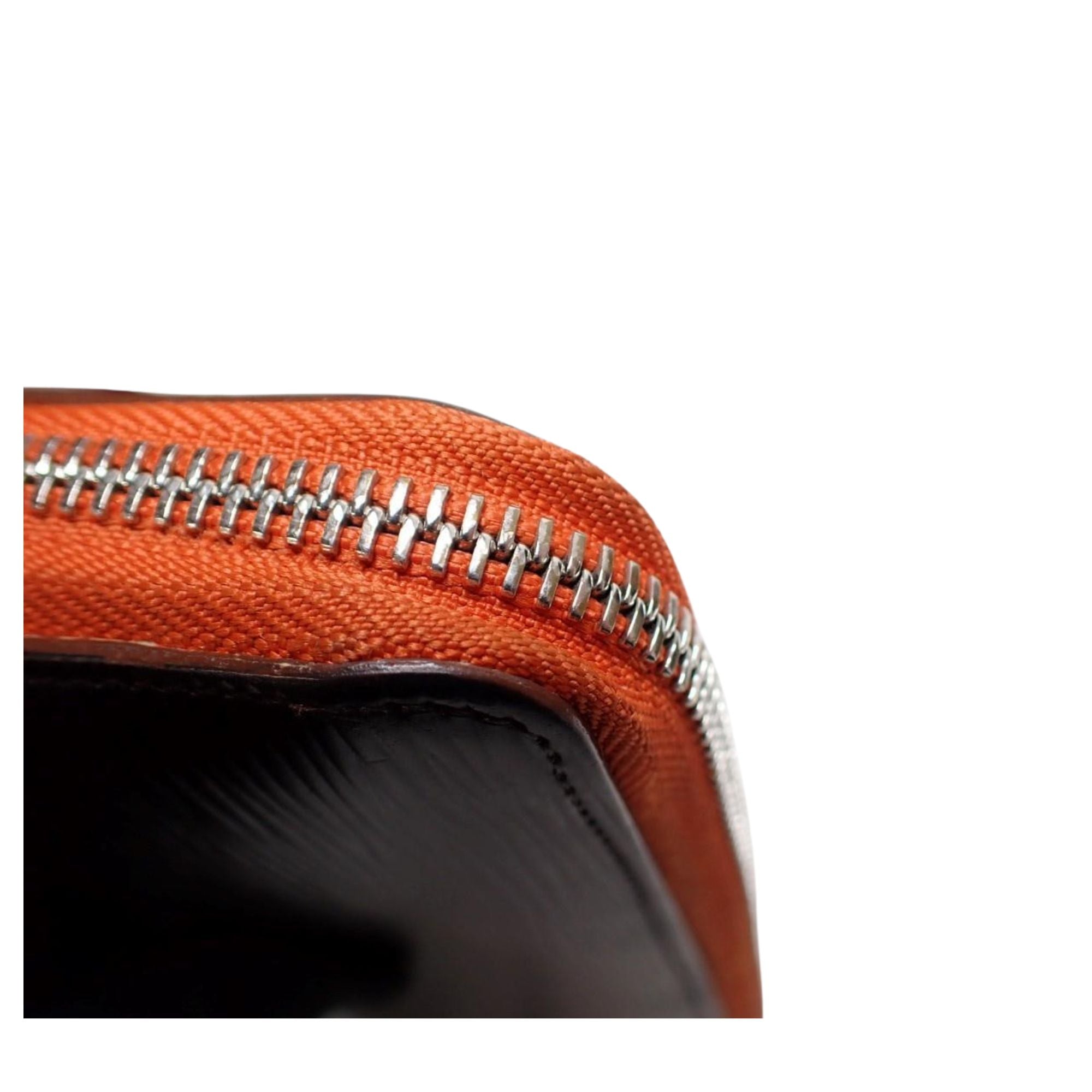 Cartera Louis Vuitton Epi negra con interior naranja