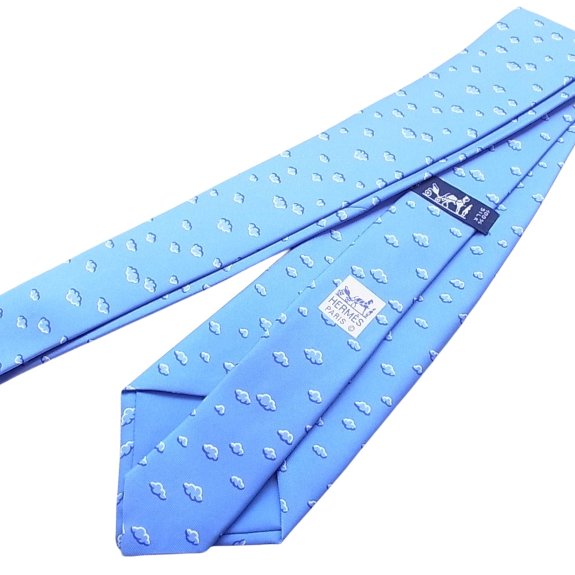 Corbata Hermès Paris de seda azul cielo con estampado de nubes