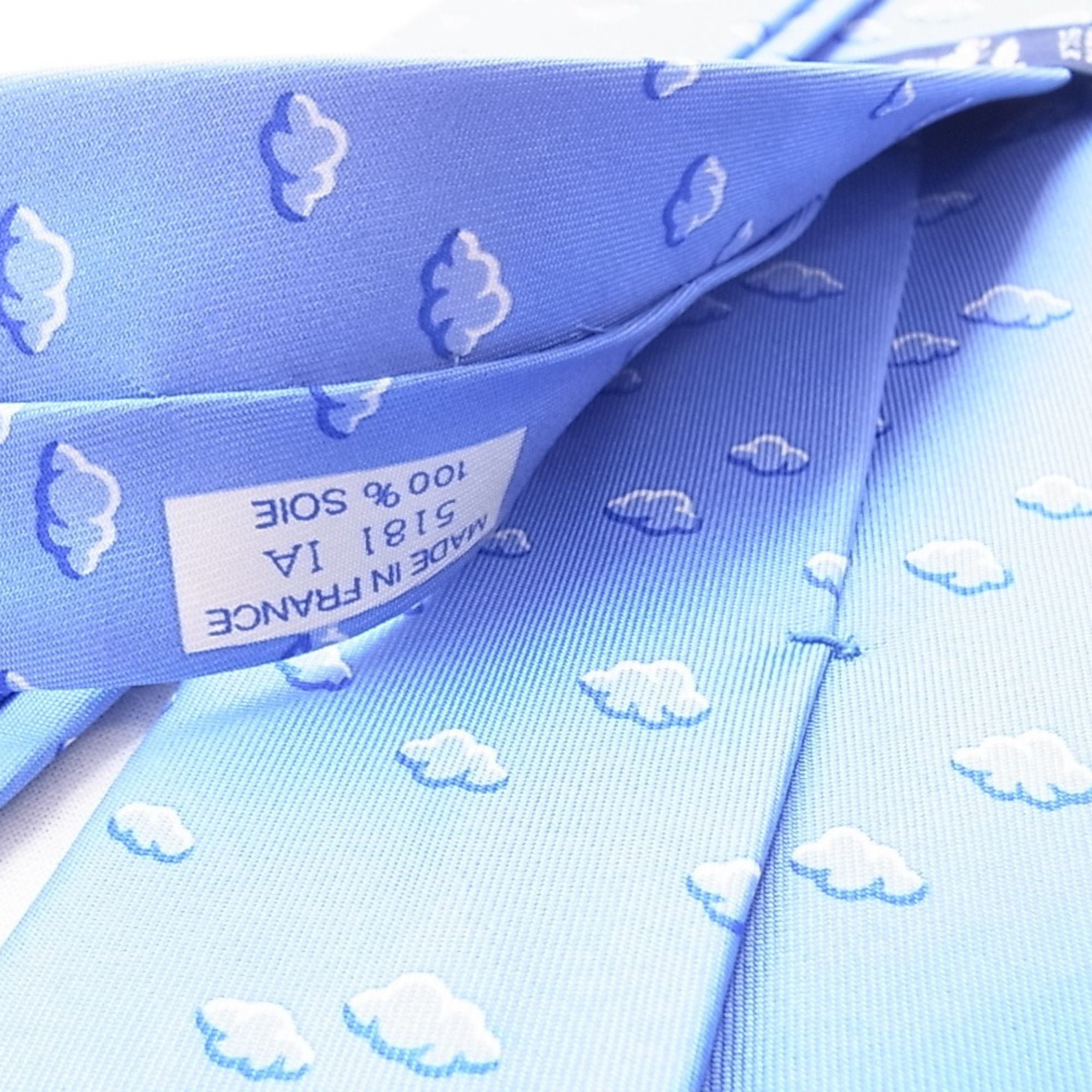 Corbata Hermès Paris de seda azul cielo con estampado de nubes