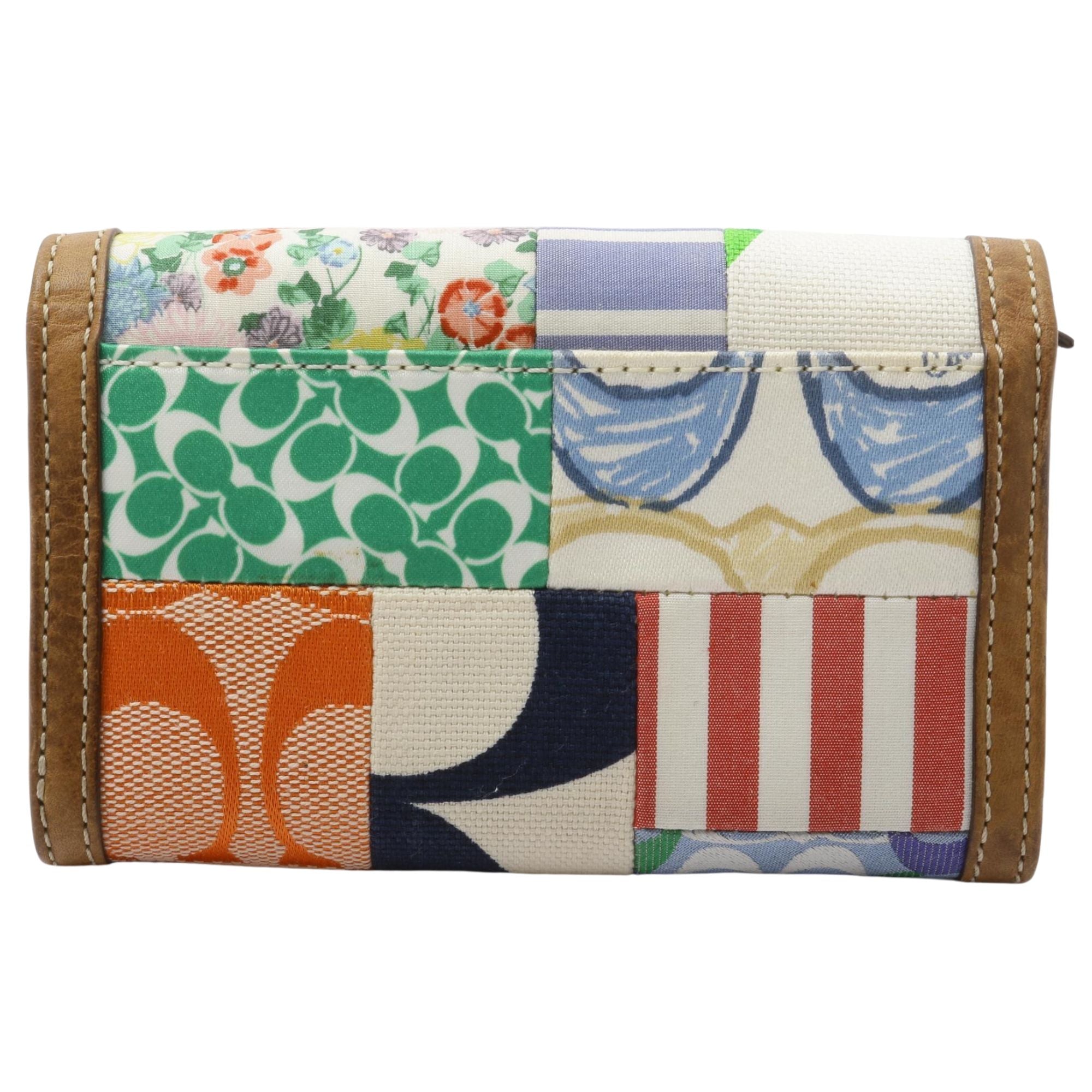 Cartera Coach patchwork multicolor con detalles en cuero y llavero interior