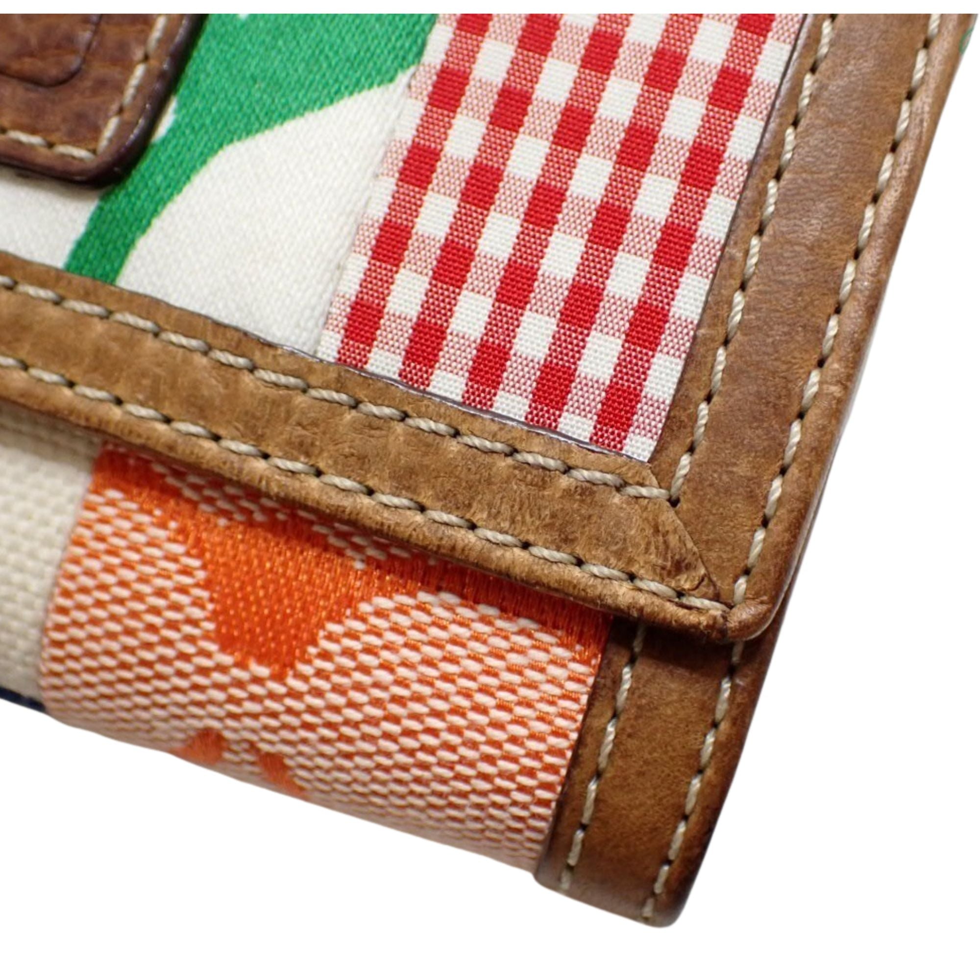 Cartera Coach patchwork multicolor con detalles en cuero y llavero interior