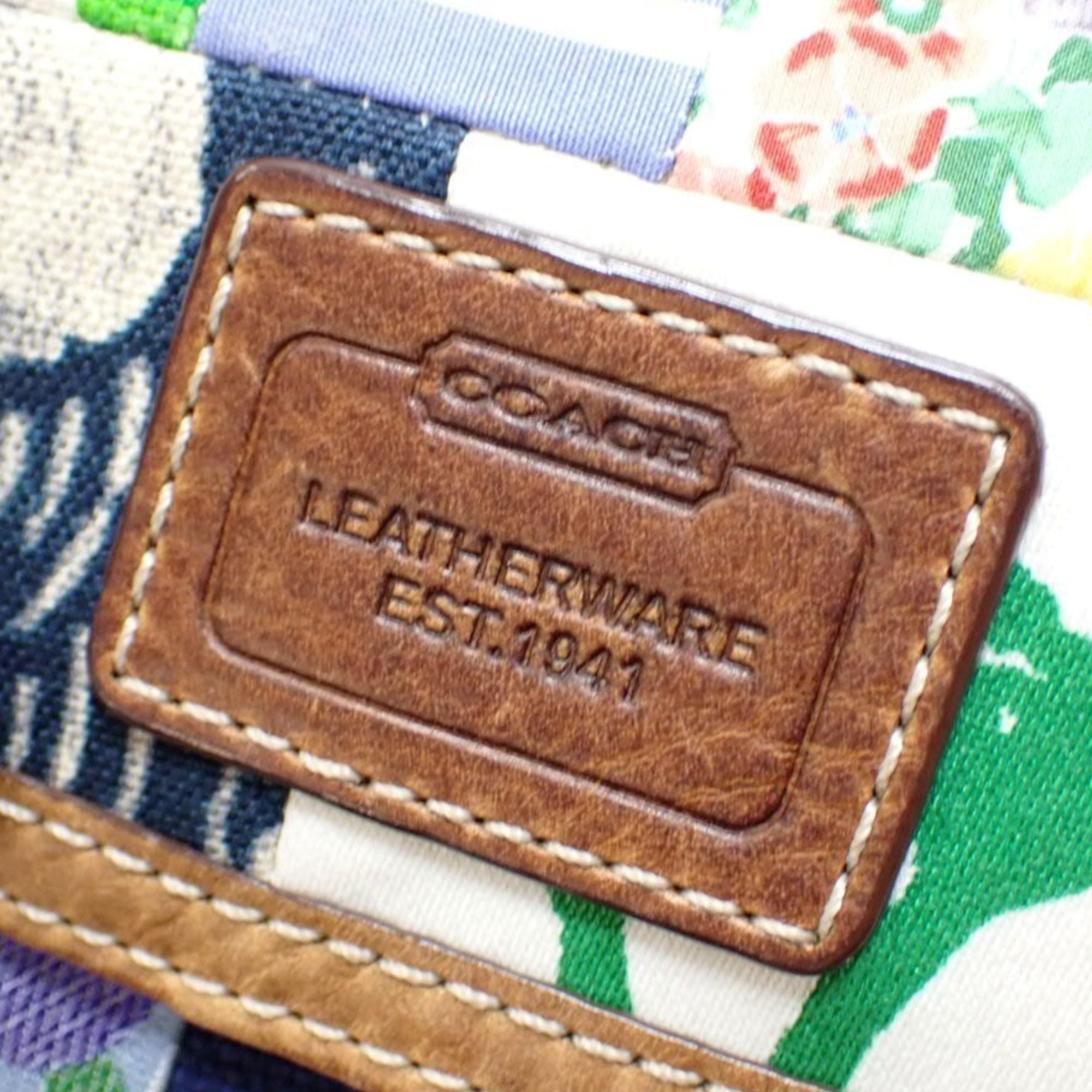 Cartera Coach patchwork multicolor con detalles en cuero y llavero interior