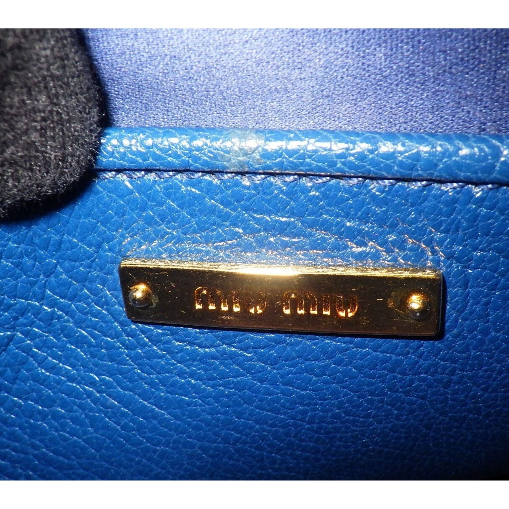 Bolso Miu Miu de piel azul con herrajes dorados