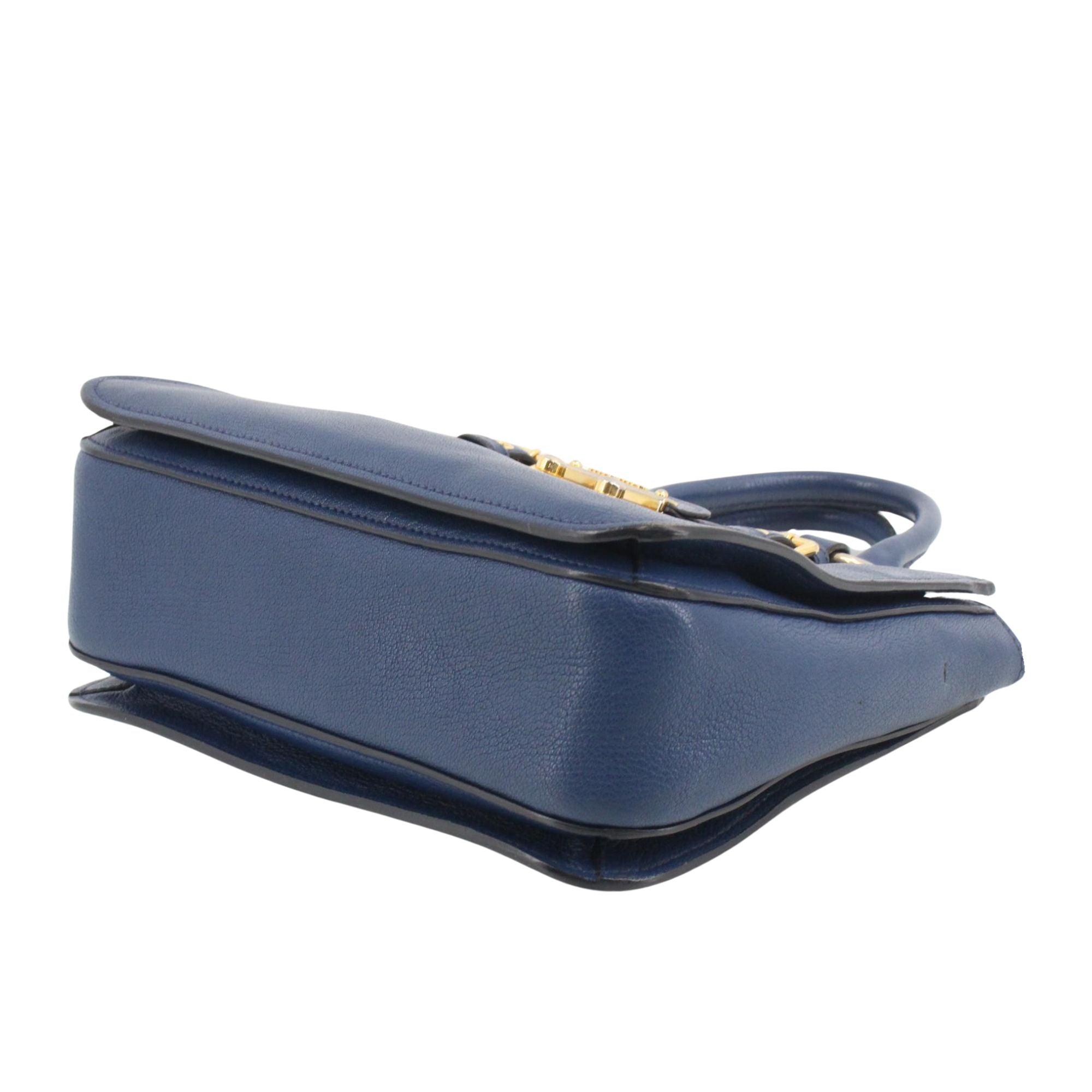 Bolso Miu Miu de piel azul con herrajes dorados