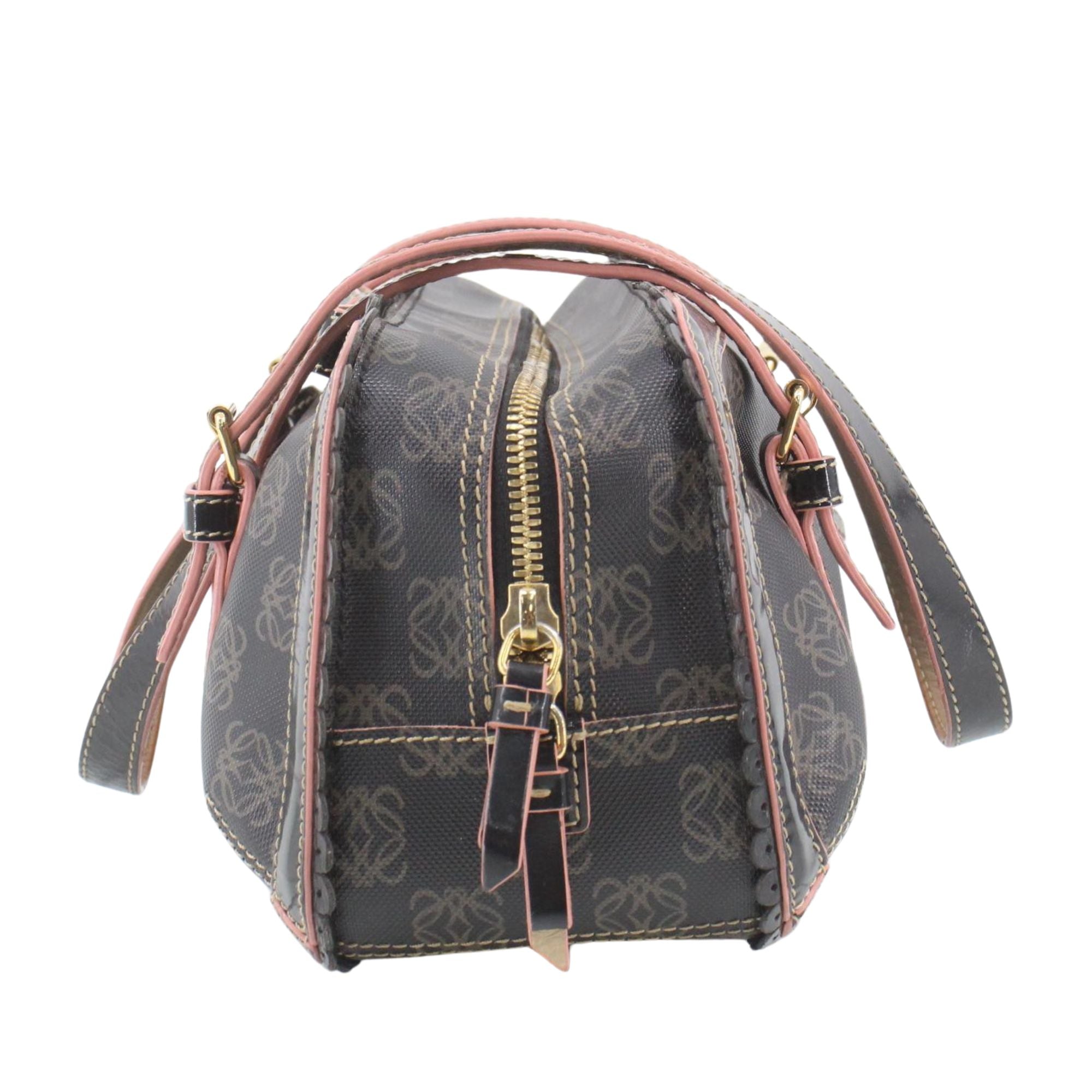 Loewe Monogram Shoulder Bag Negra con Charol y Detalles Rosados