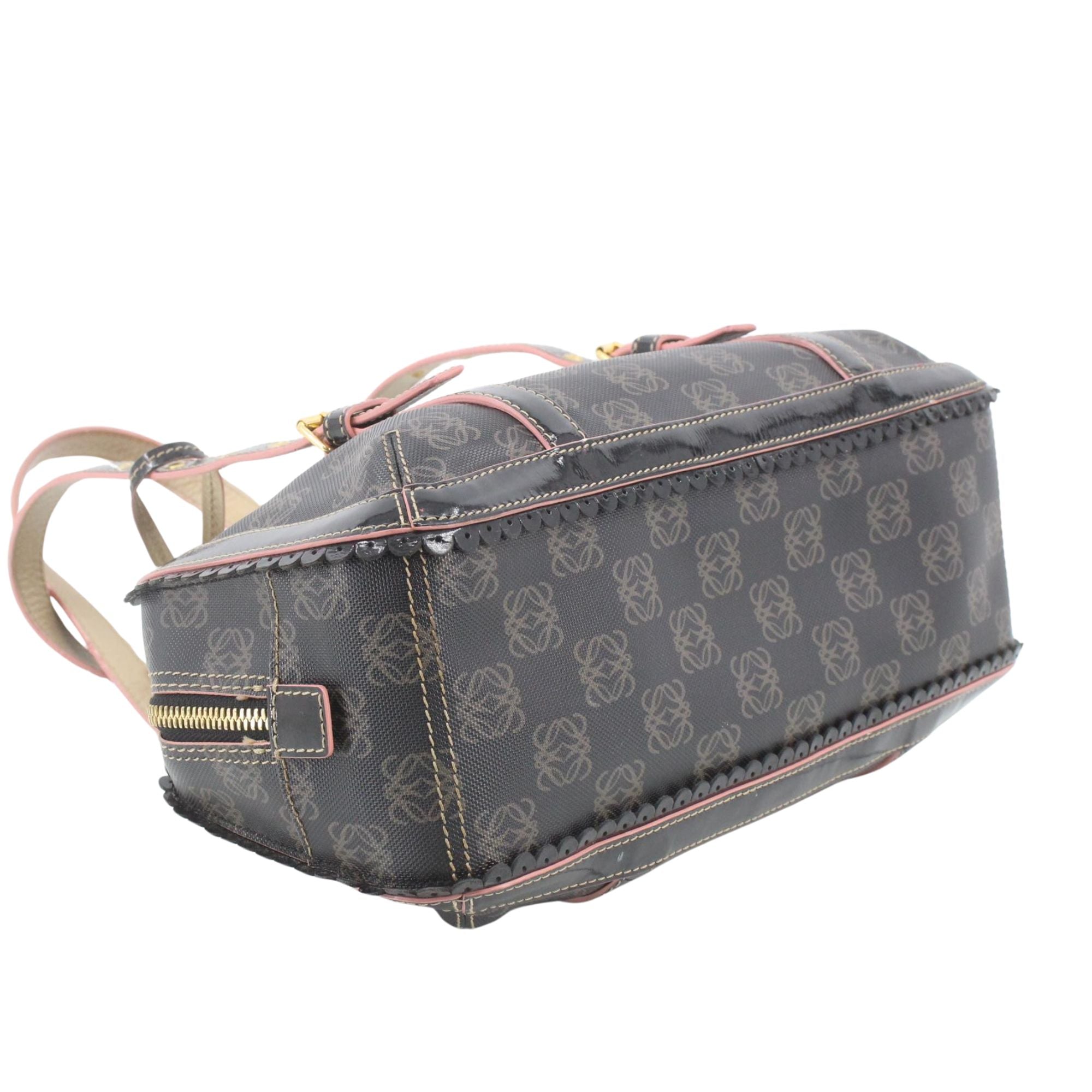 Loewe Monogram Shoulder Bag Negra con Charol y Detalles Rosados