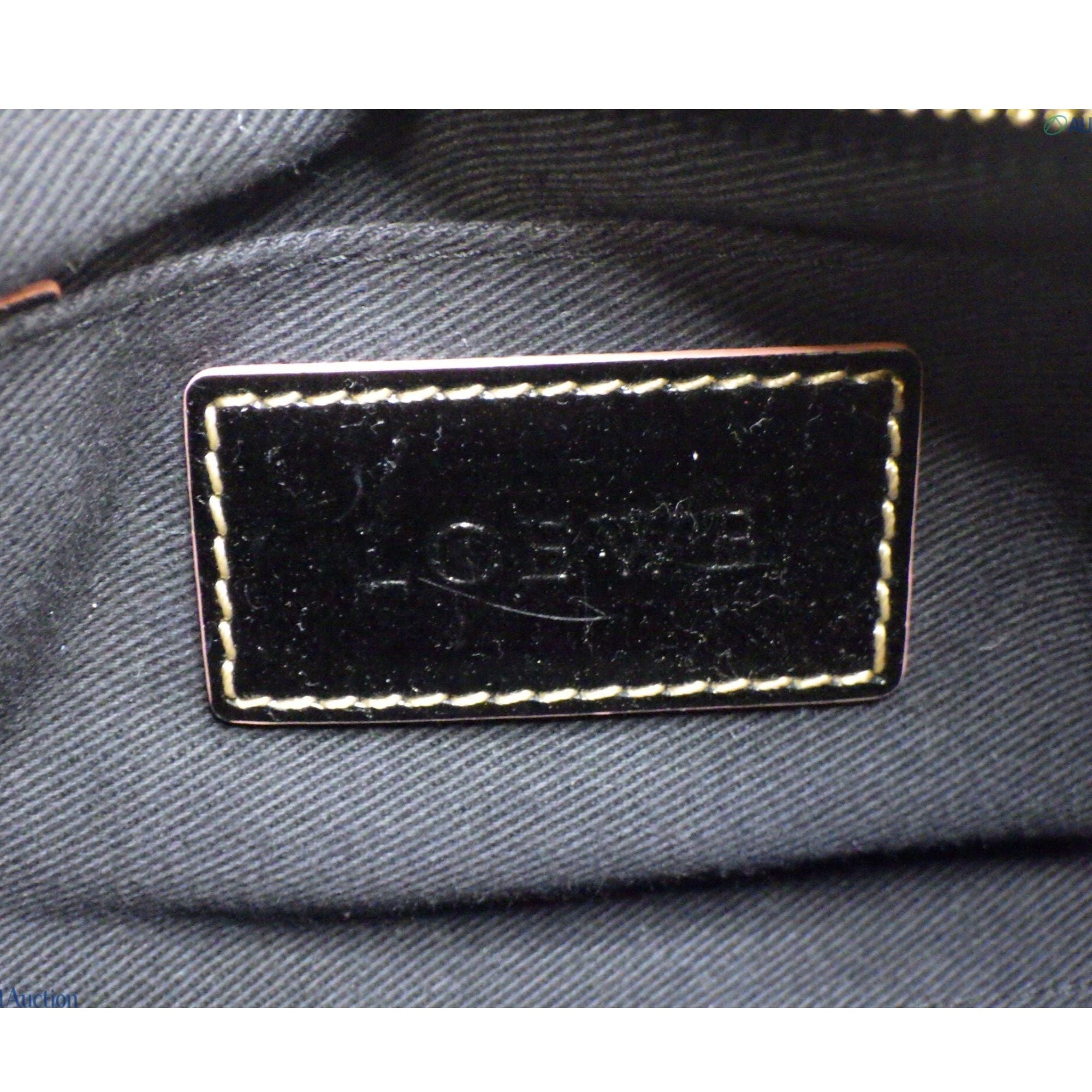 Loewe Monogram Shoulder Bag Negra con Charol y Detalles Rosados