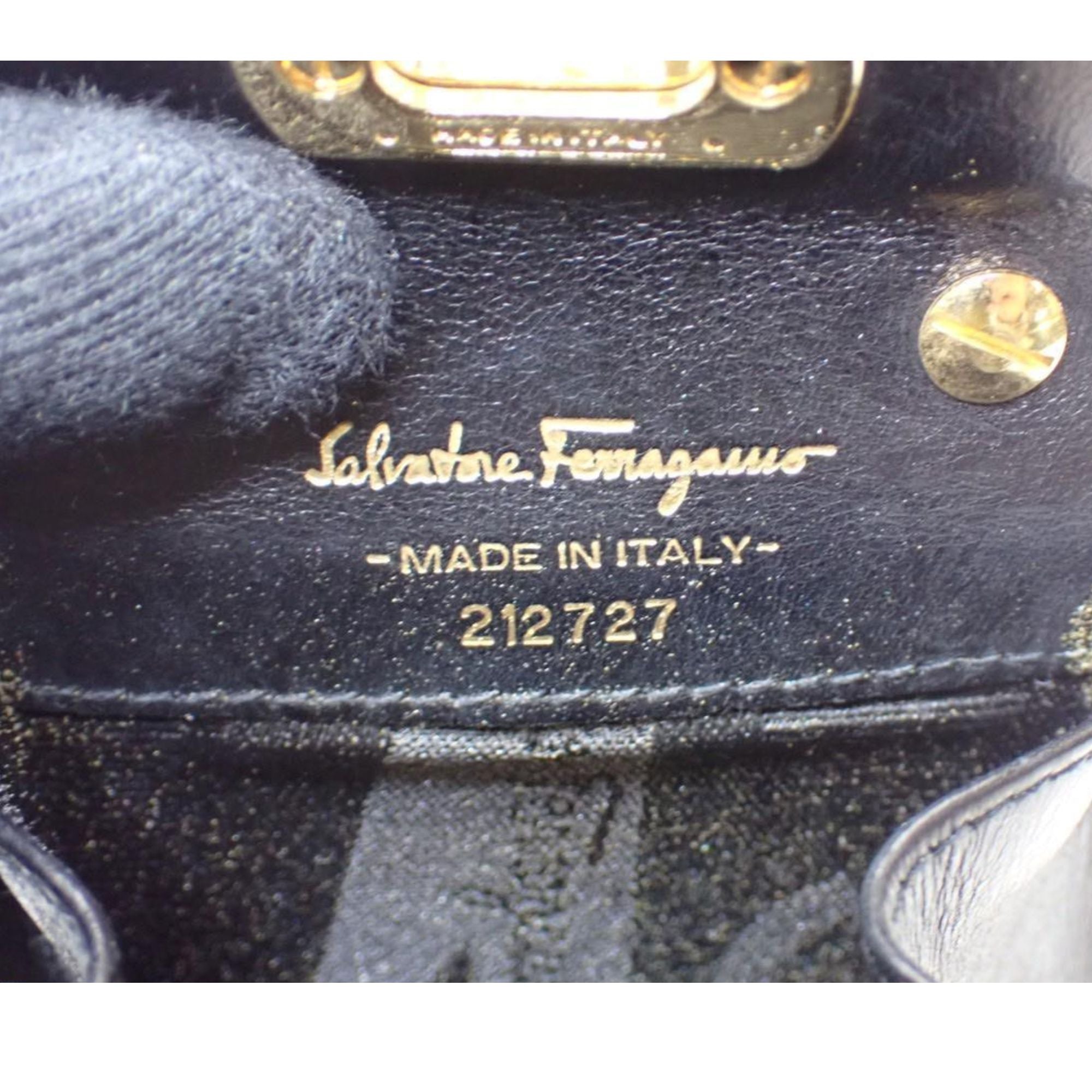 Salvatore Ferragamo Vintage Gancini Mini Shoulder Bag Negra