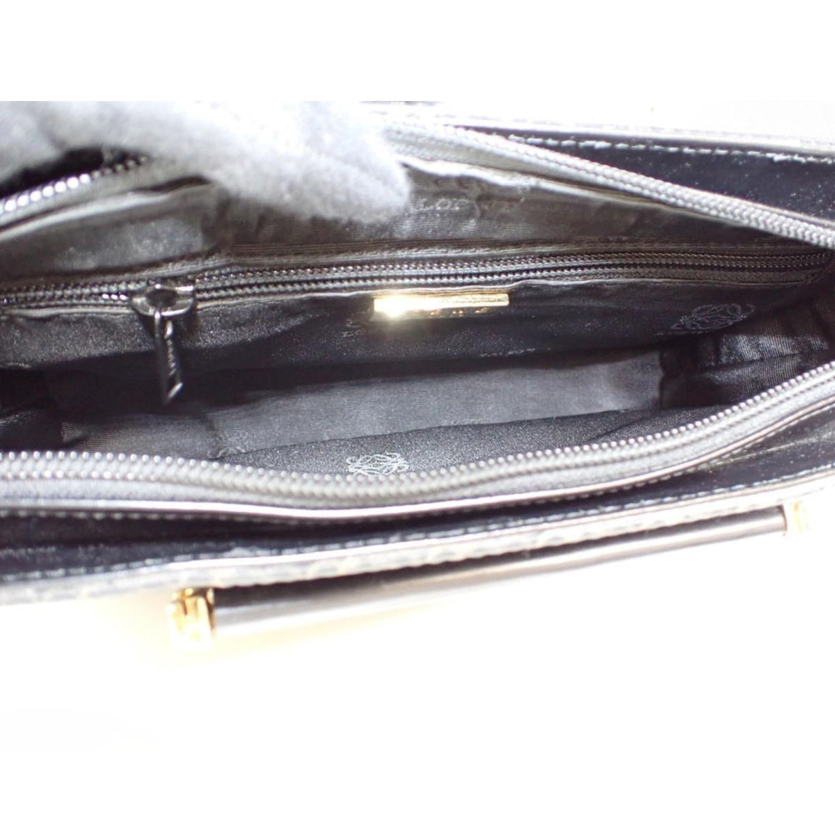 Loewe Madrid – Bolso vintage negro con monograma Anagrama y asas rígidas doradas