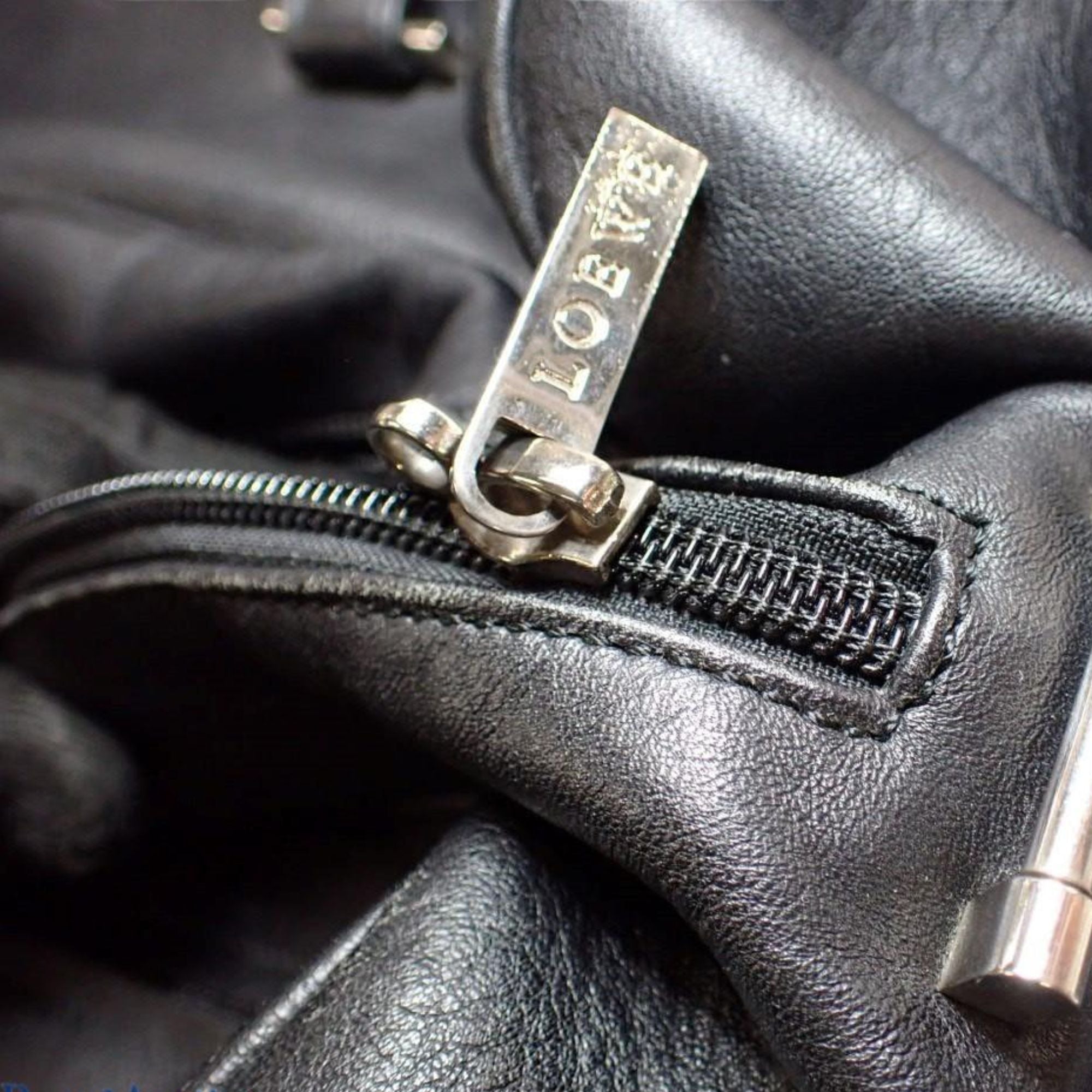 Bolsa de Viaje Loewe de Piel Negra – Elegancia Atemporal para el Viajero Sofisticado