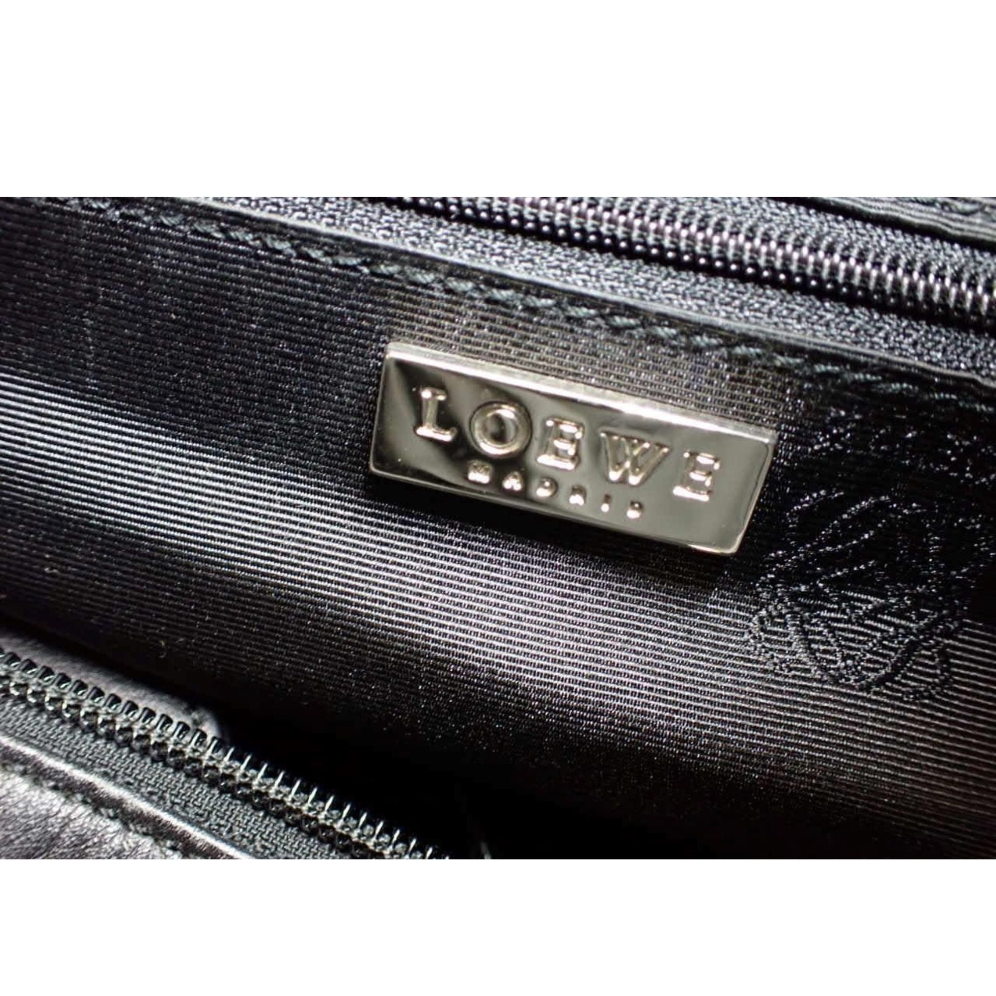 Bolsa de Viaje Loewe de Piel Negra – Elegancia Atemporal para el Viajero Sofisticado