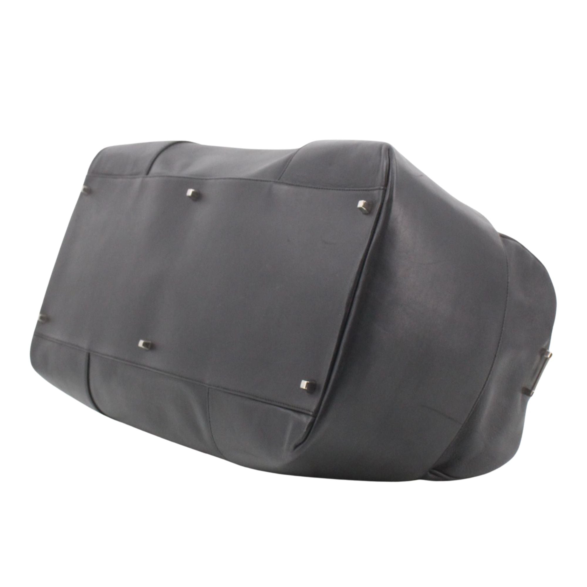 Bolsa de Viaje Loewe de Piel Negra – Elegancia Atemporal para el Viajero Sofisticado