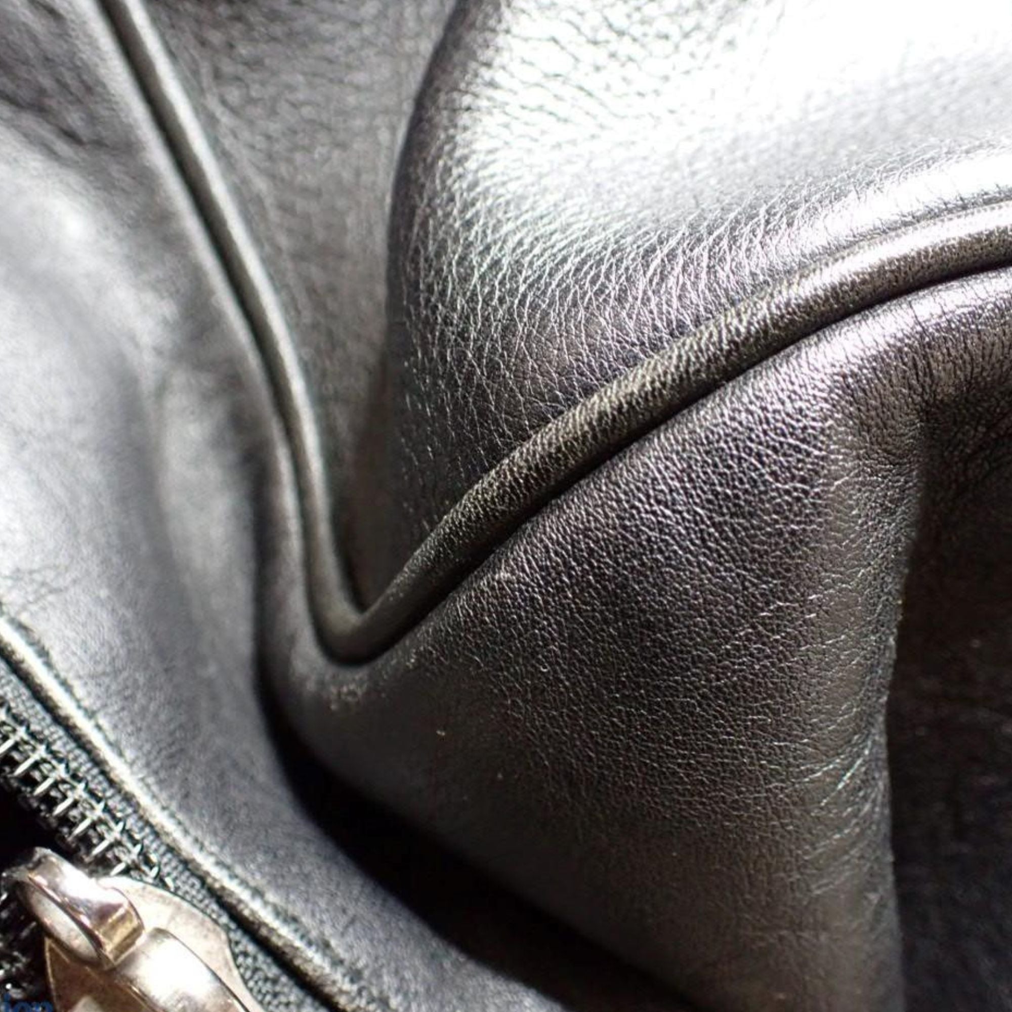 Bolsa de Viaje Loewe de Piel Negra – Elegancia Atemporal para el Viajero Sofisticado