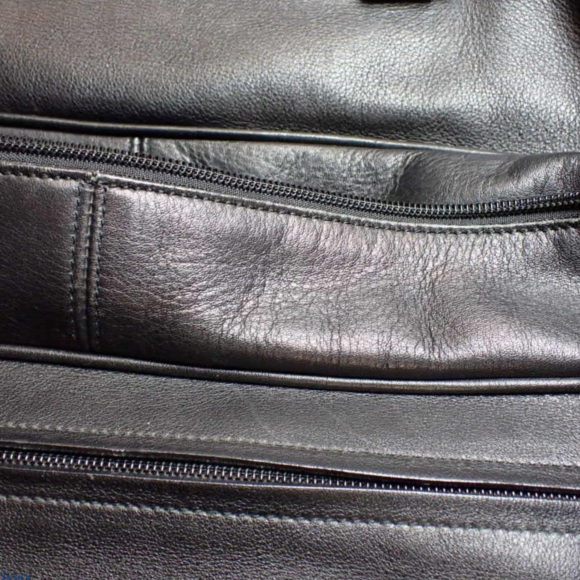 Bolsa de Viaje Loewe de Piel Negra – Elegancia Atemporal para el Viajero Sofisticado