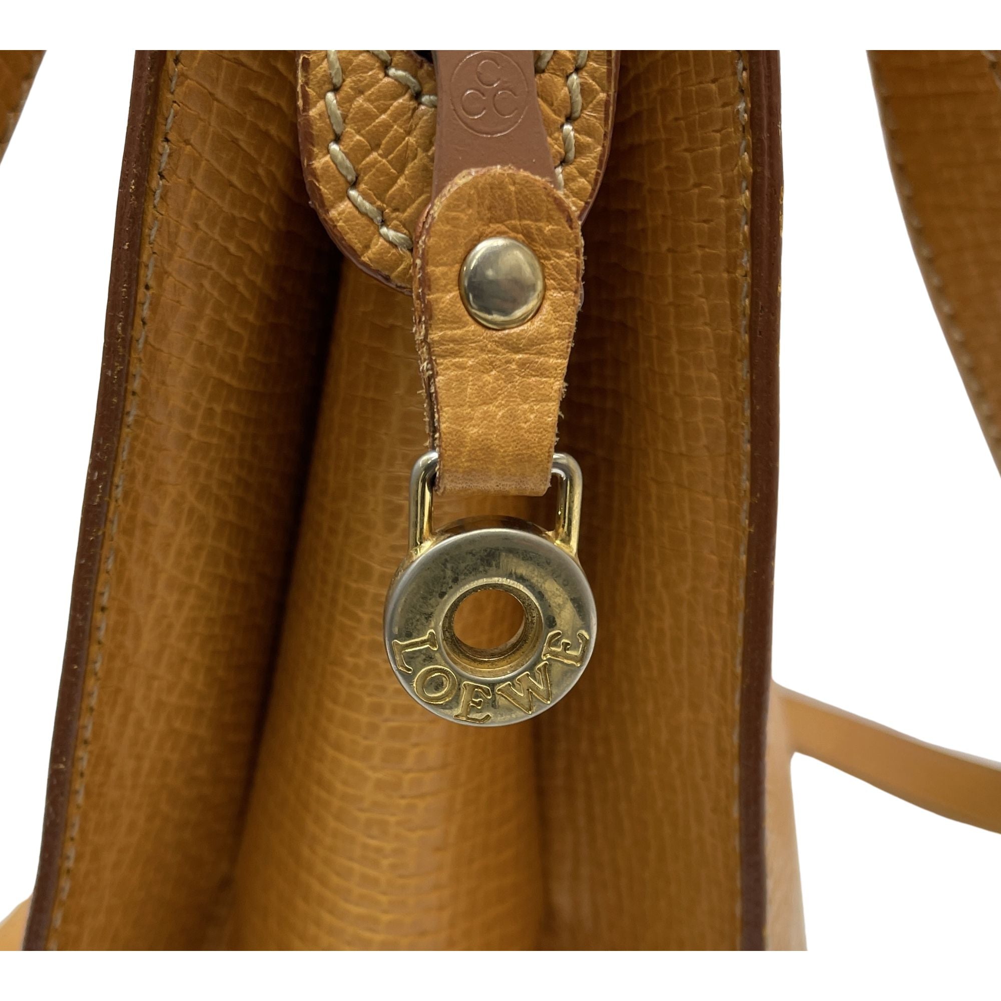 Bolso Loewe Vintage de Piel Color Camel – Elegancia Española Atemporal