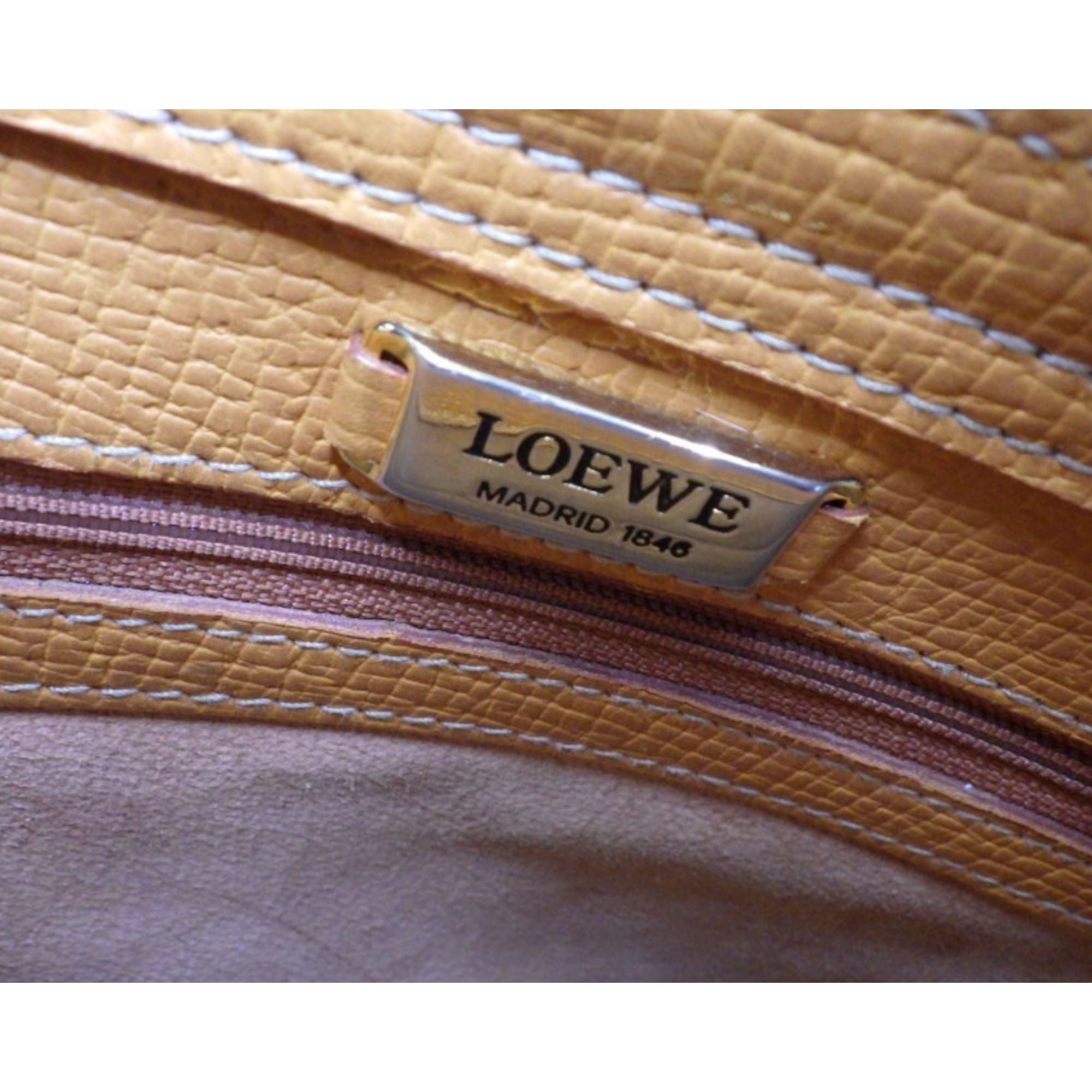 Bolso Loewe Vintage de Piel Color Camel – Elegancia Española Atemporal