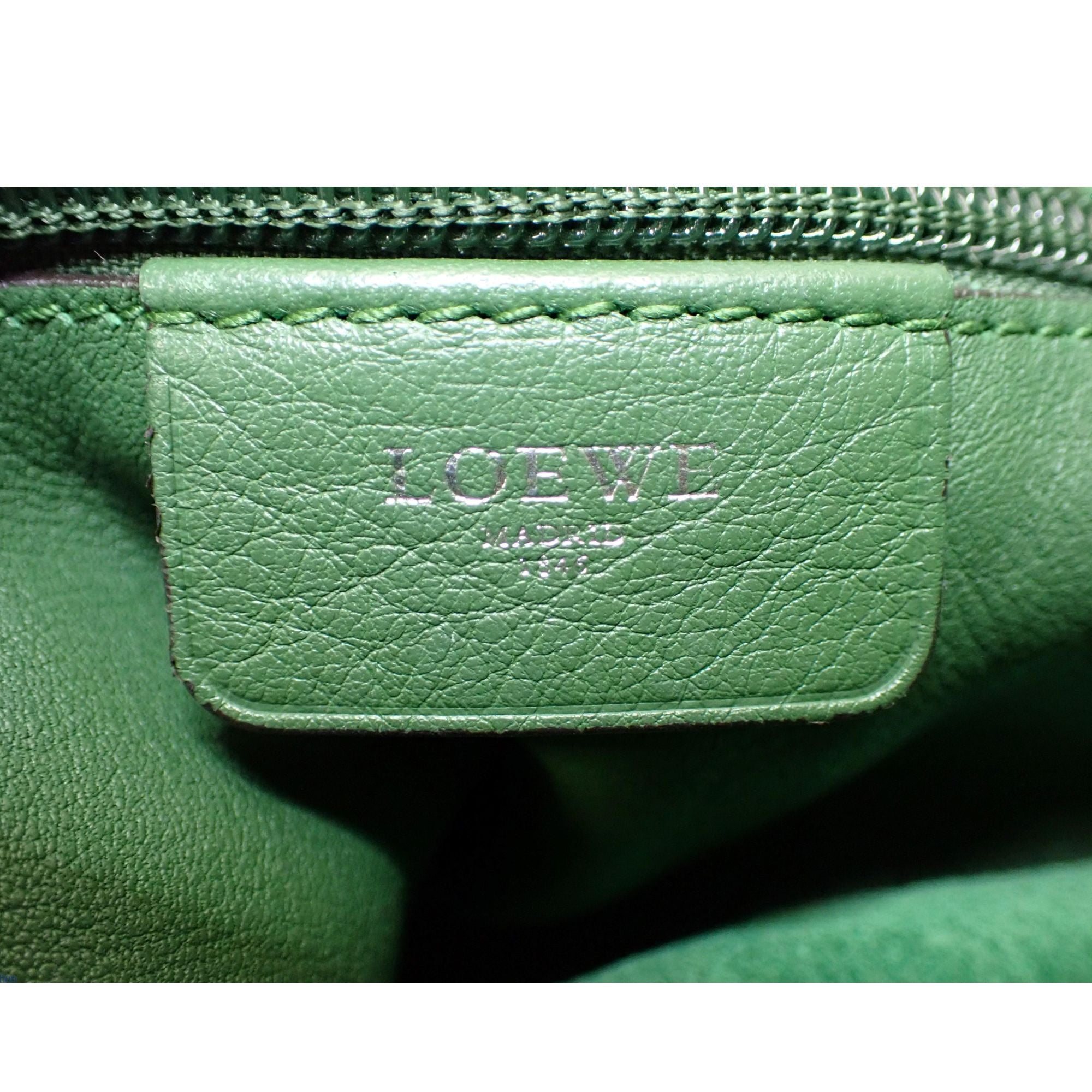 Bolso Tote Loewe Verde en Piel – Elegancia Española Atemporal