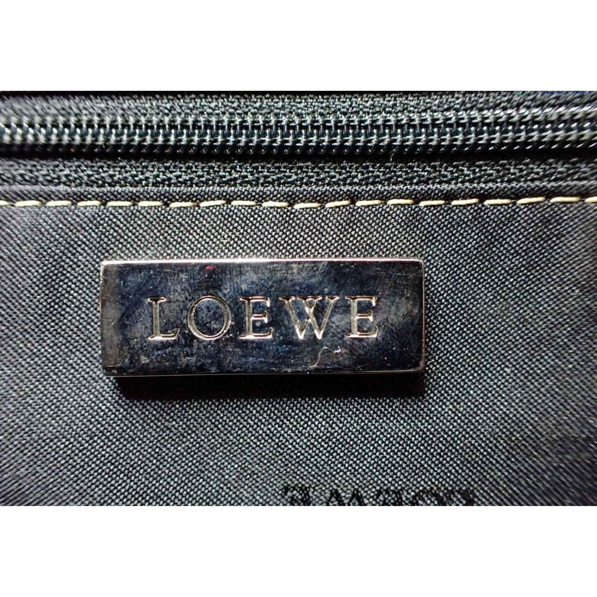 Bolso Loewe Amazona de piel roja – Un icono de la marroquinería española