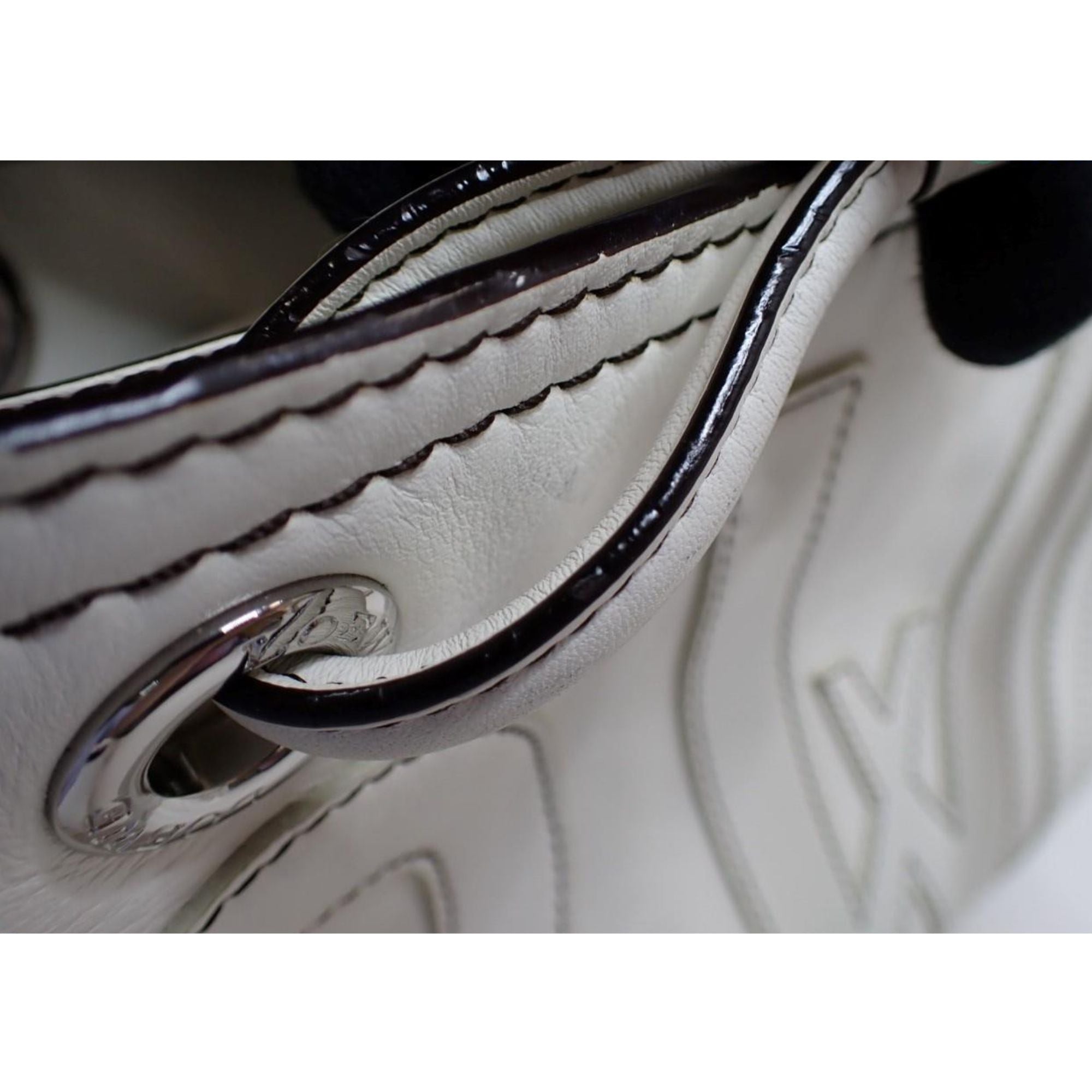 Bolso Loewe Tote en Piel Blanca con Anagrama y Logo LOEWE – Vintage