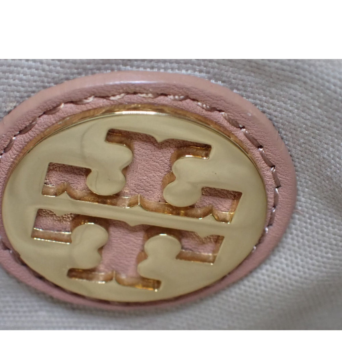 Tory Burch – Bolso de piel rosa empolvado con logo dorado y bandolera