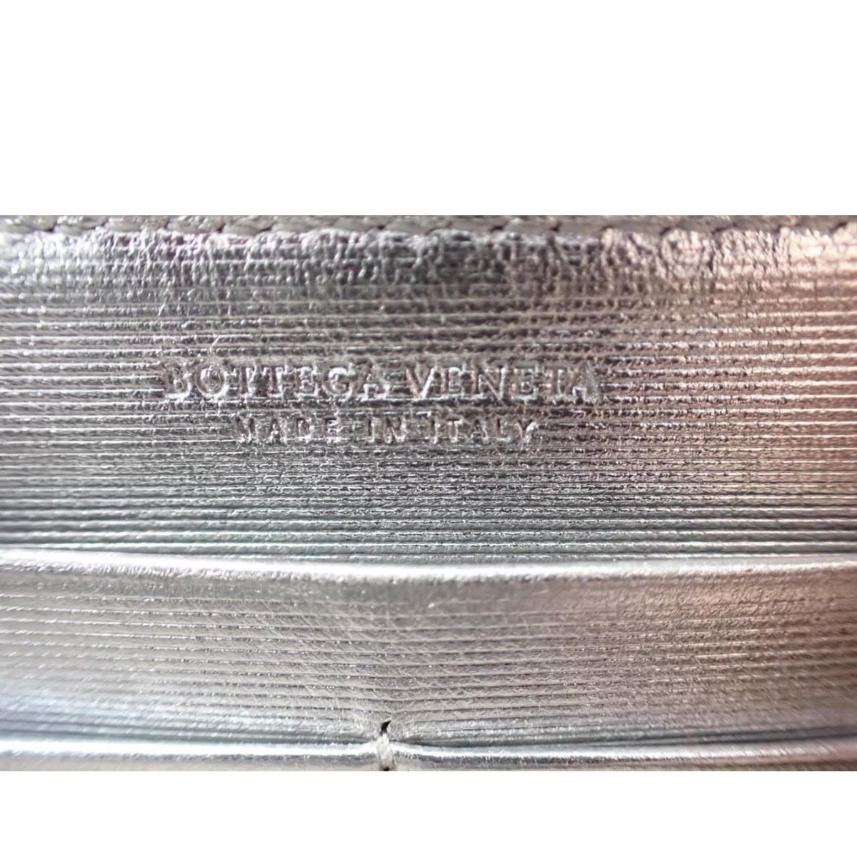 Bottega Veneta Intrecciato – Cartera de piel plateada metalizada con cremallera