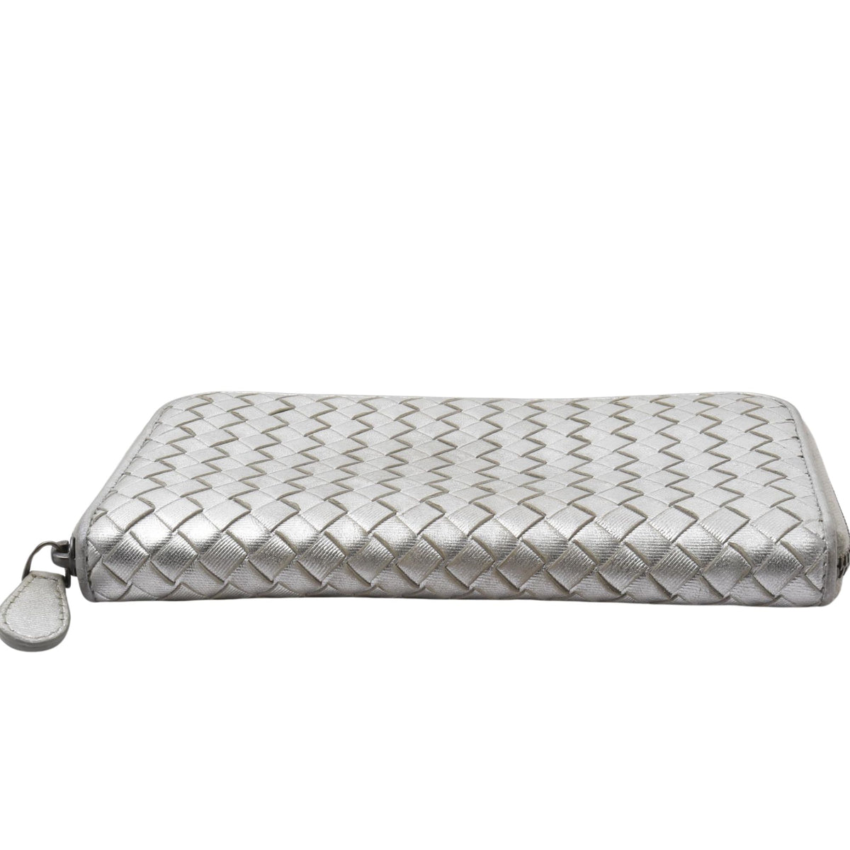 Bottega Veneta Intrecciato – Cartera de piel plateada metalizada con cremallera