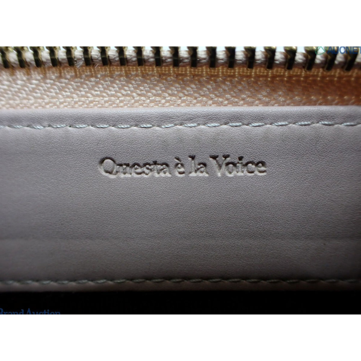 Questa è la Voce – Cartera de piel multicolor con relieve efecto mosaico