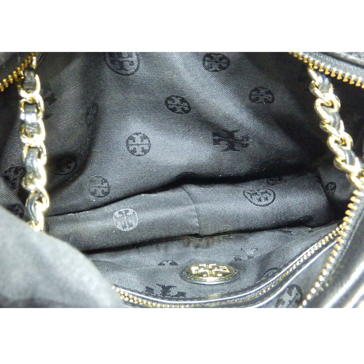 Bolso Tory Burch Negro de Piel con Cadena Dorada y Borla | 22 cm