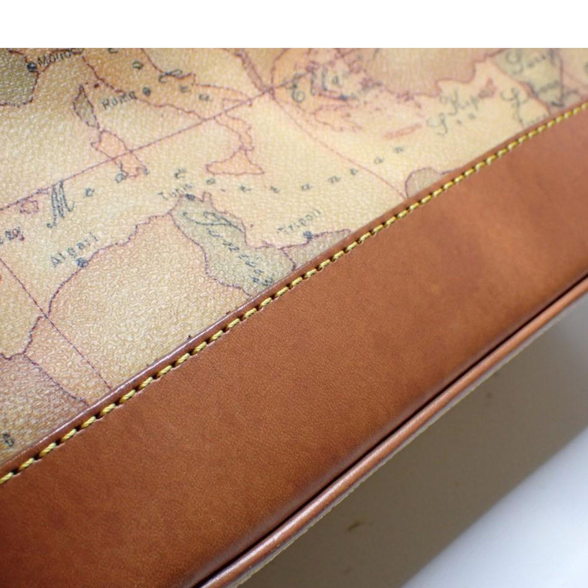 Alviero Martini 1ª Classe – Bolso bandolera tipo saco con estampado Geo Classic y piel camel