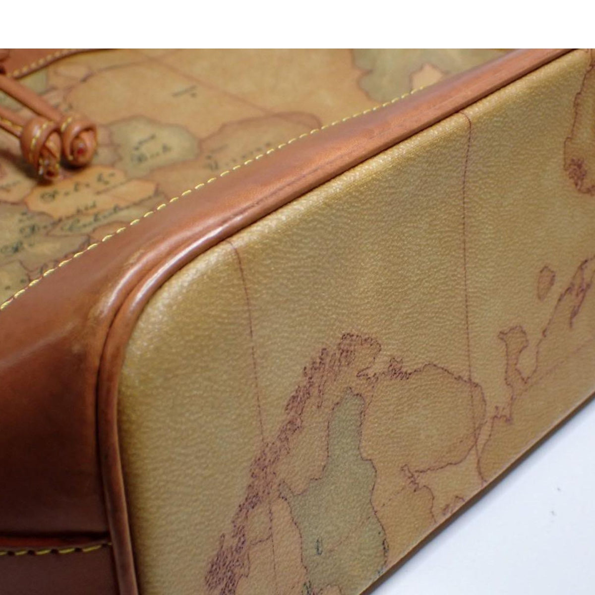 Alviero Martini 1ª Classe – Bolso bandolera tipo saco con estampado Geo Classic y piel camel