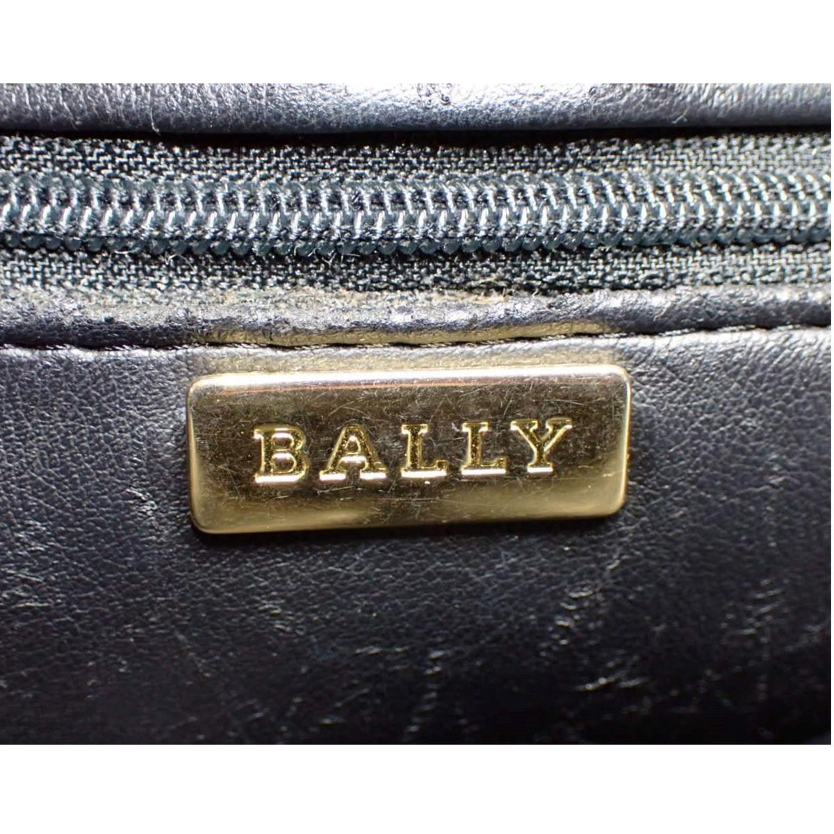 Bally – Bolso de hombro de piel negra acolchada con cadenas doradas y flecos
