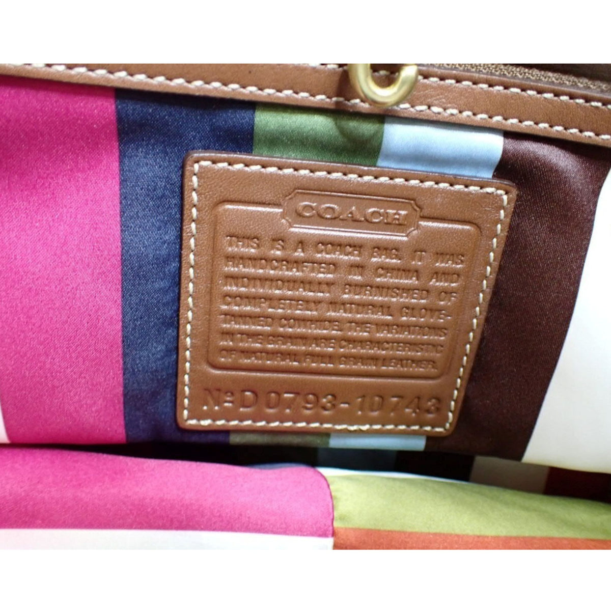 Coach – Bolso de hombro de piel marrón coñac con bolsillo frontal y forro multicolor
