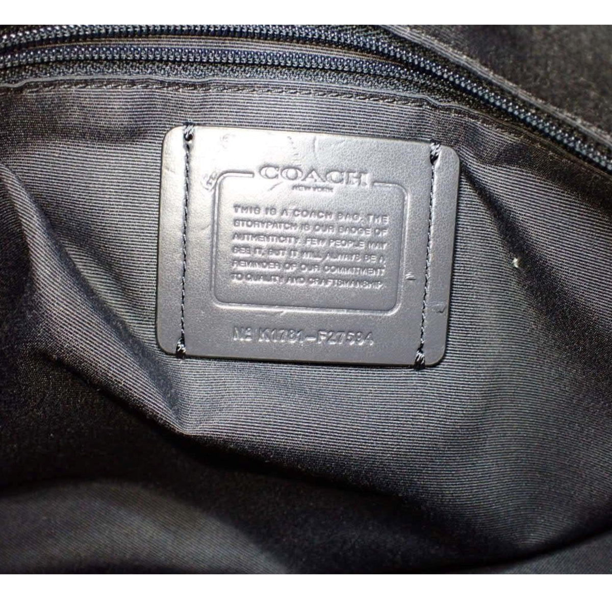 Coach – Bolso hobo de piel negra granulada con cadenas doradas