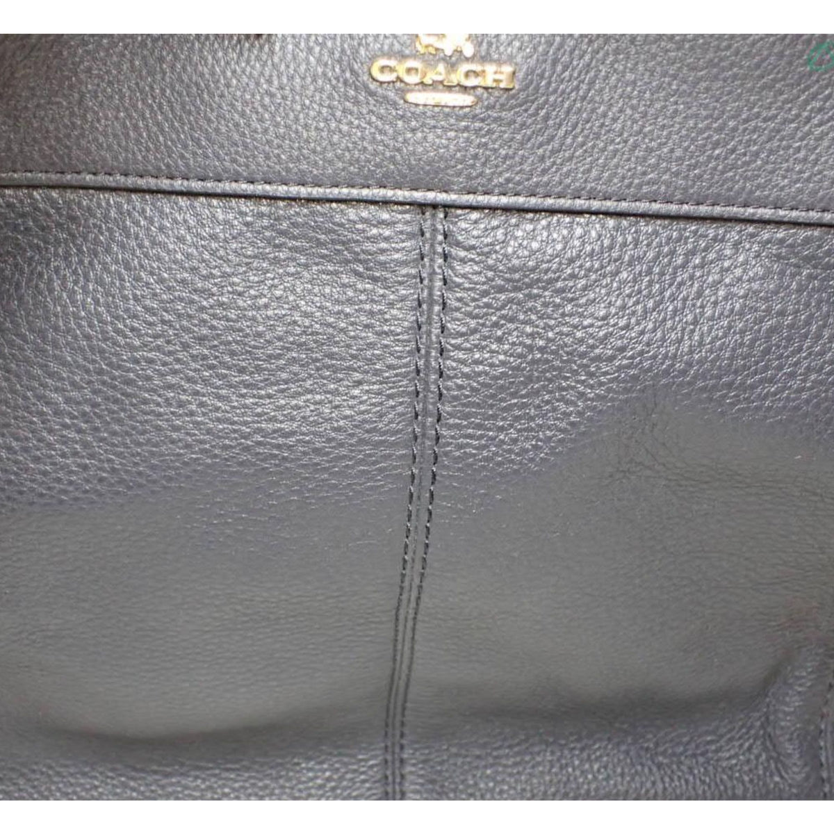 Coach – Bolso hobo de piel negra granulada con cadenas doradas