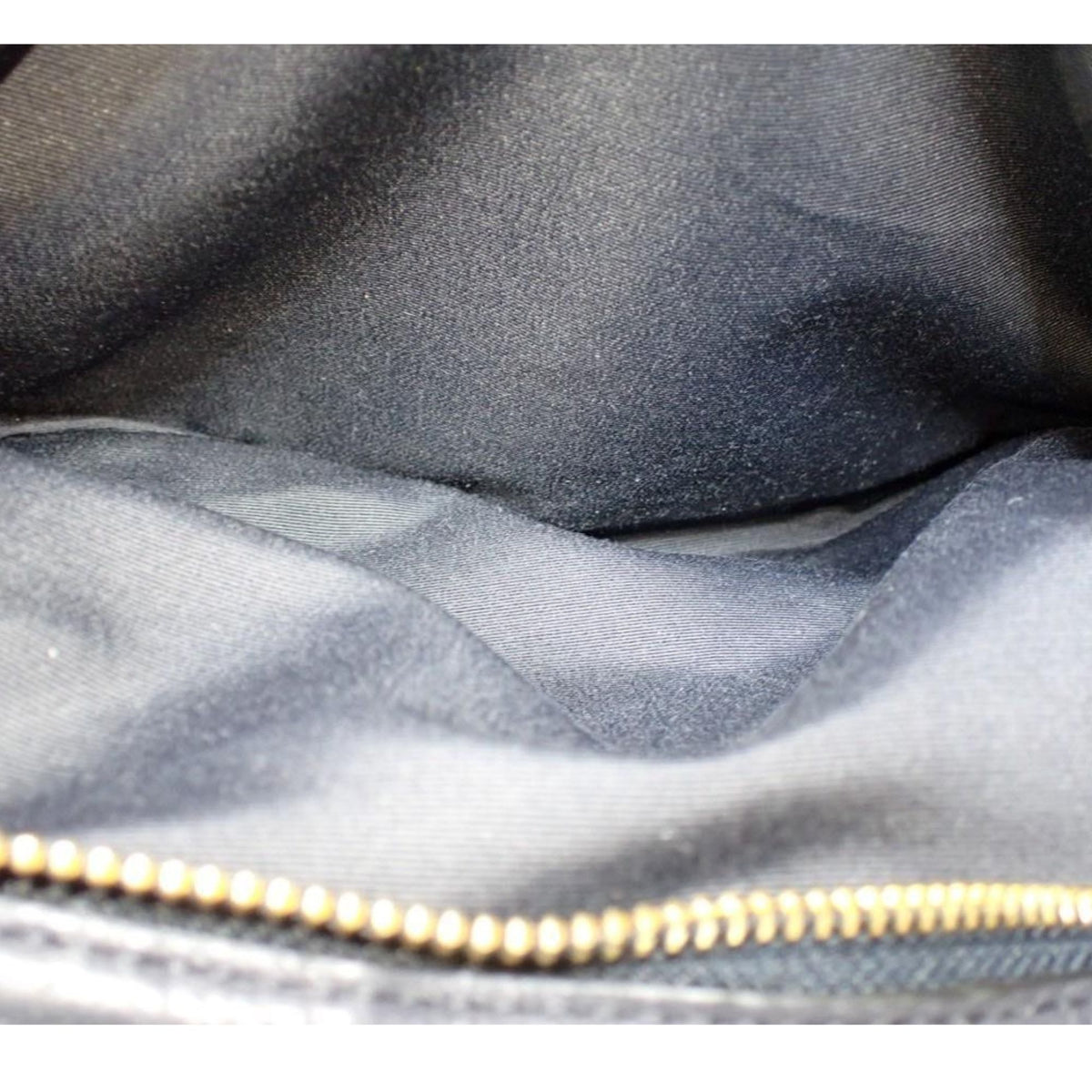 Coach – Bolso hobo de piel negra granulada con cadenas doradas
