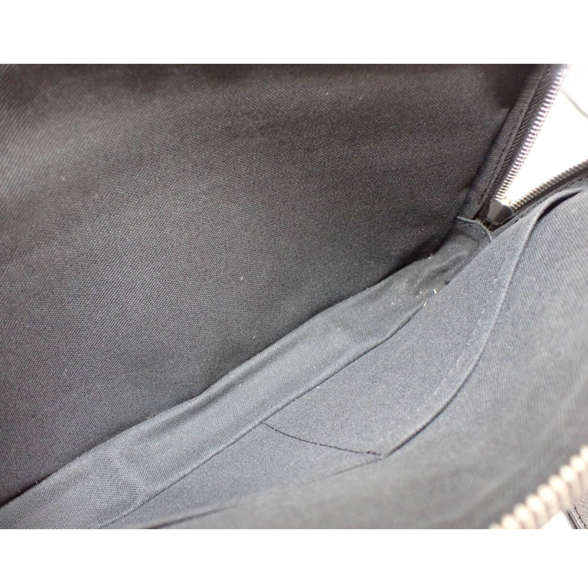 Louis Vuitton Neo Pavel Taiga Ardoise – Bolso de mano de piel negra