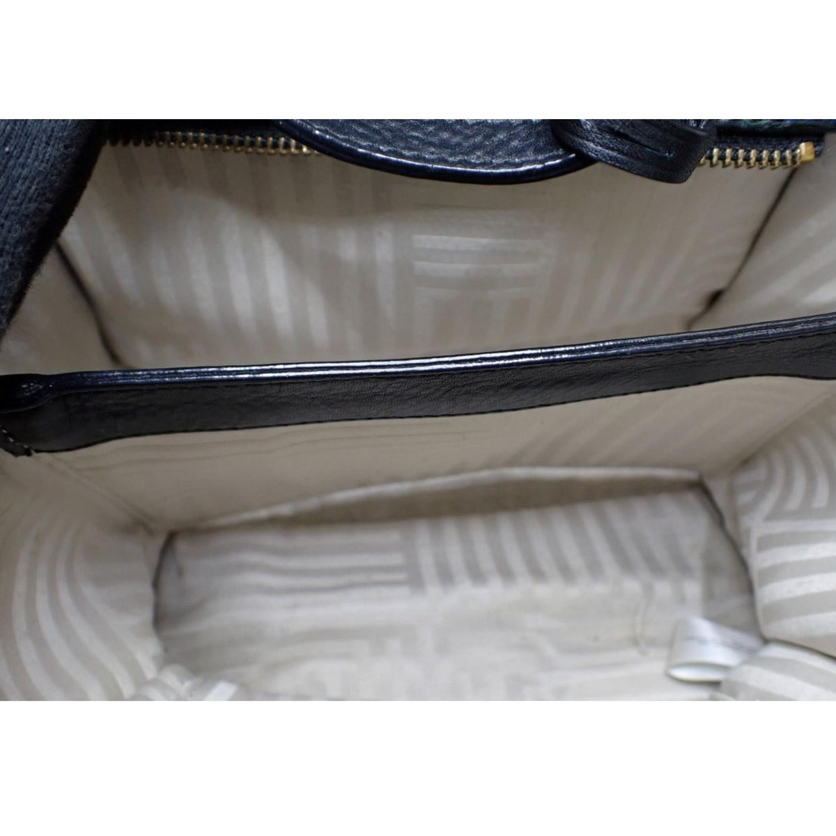 Kate Spade Saturday – Bolso de piel negra granulada con asas y bandolera