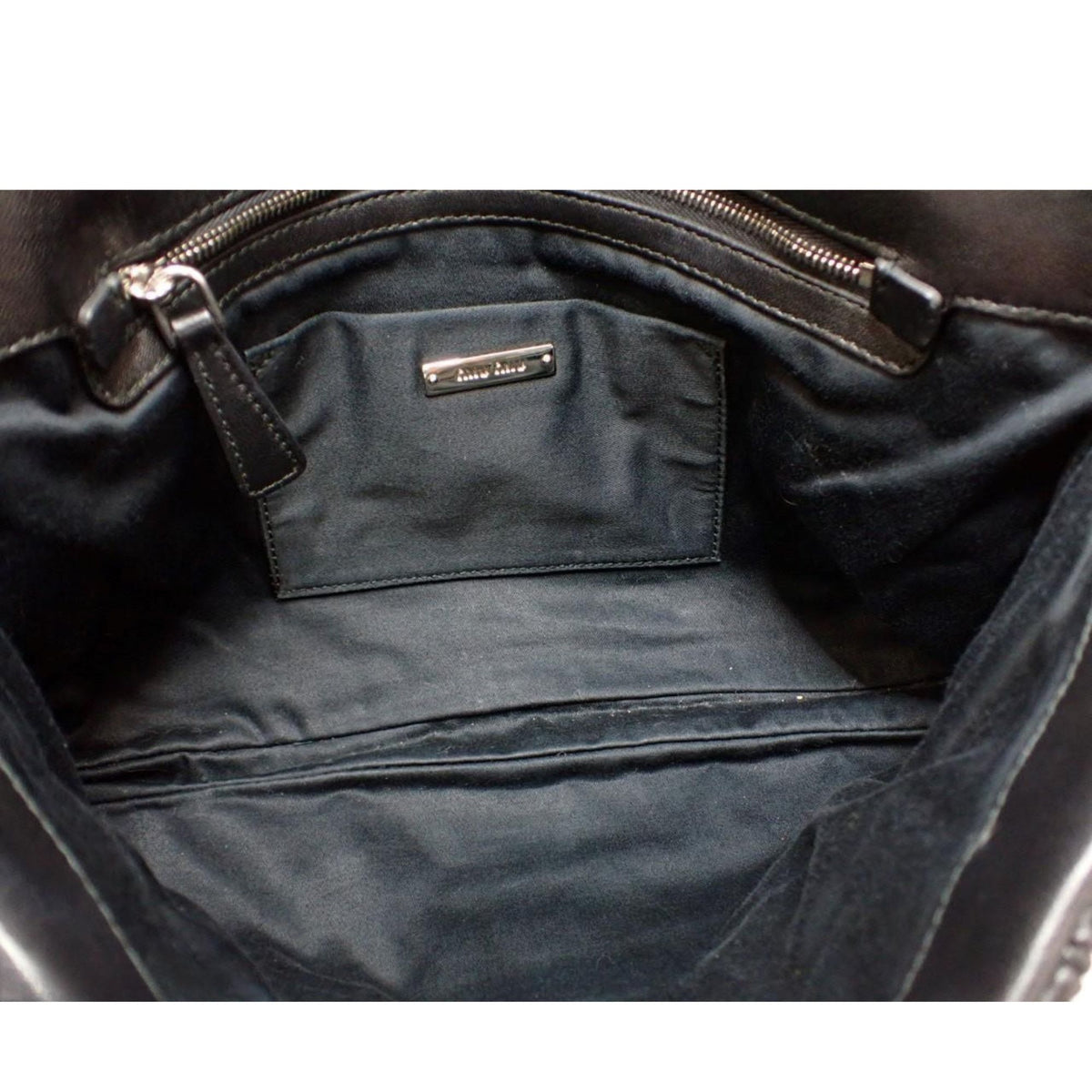 Miu Miu Nappa Matelassé Crystal – Bolso de piel negra con cadena joya y cristales