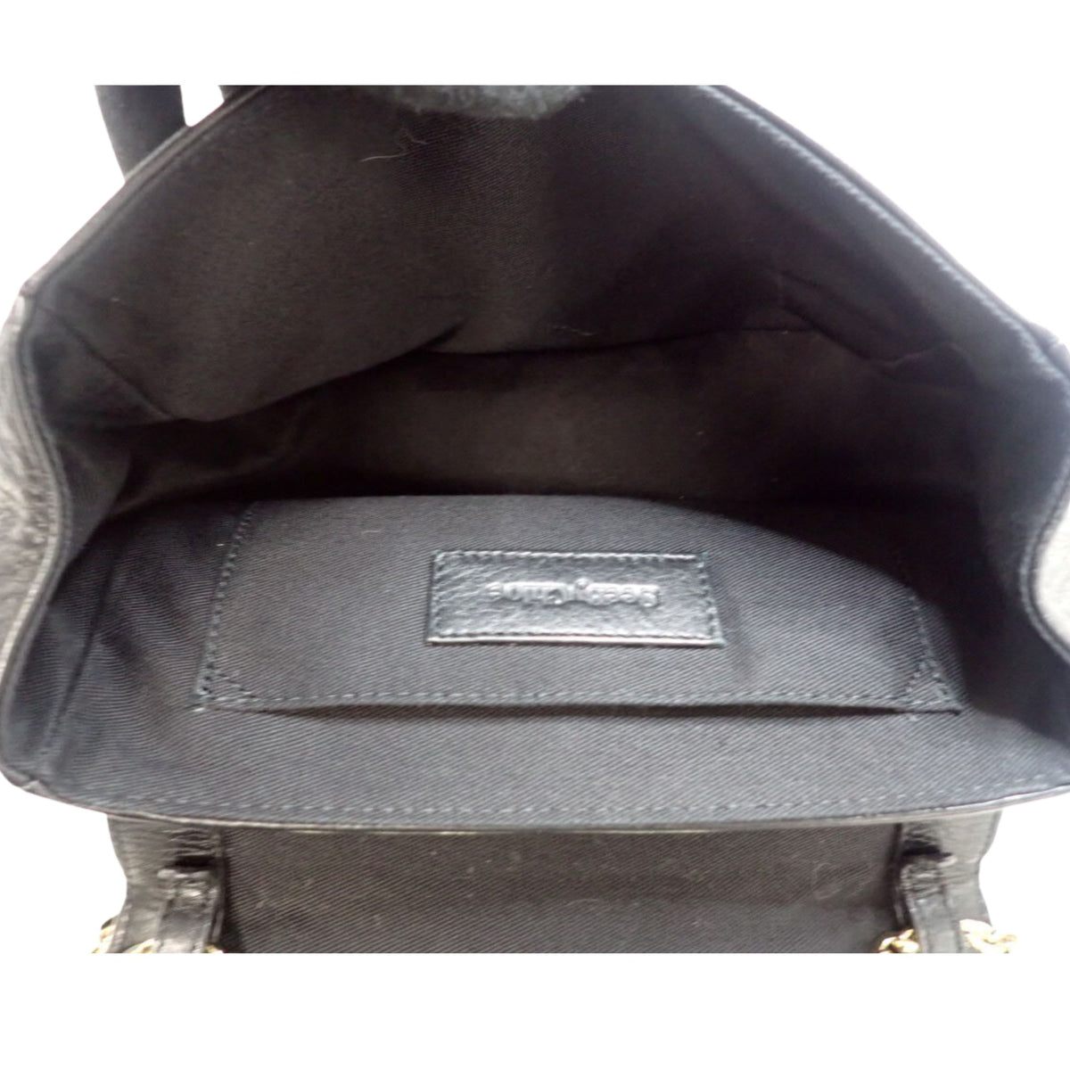See by Chloé – Bolso bandolera de piel negra con cadena dorada y solapa