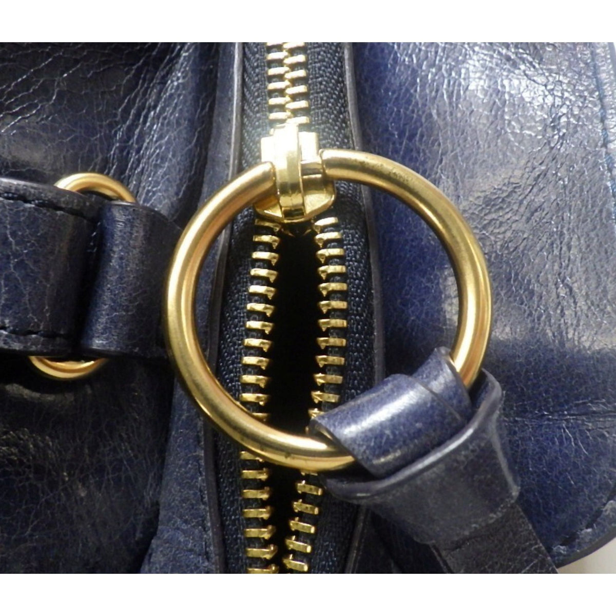 See by Chloé Paige – Bolso de piel azul marino con herrajes dorados y bandolera