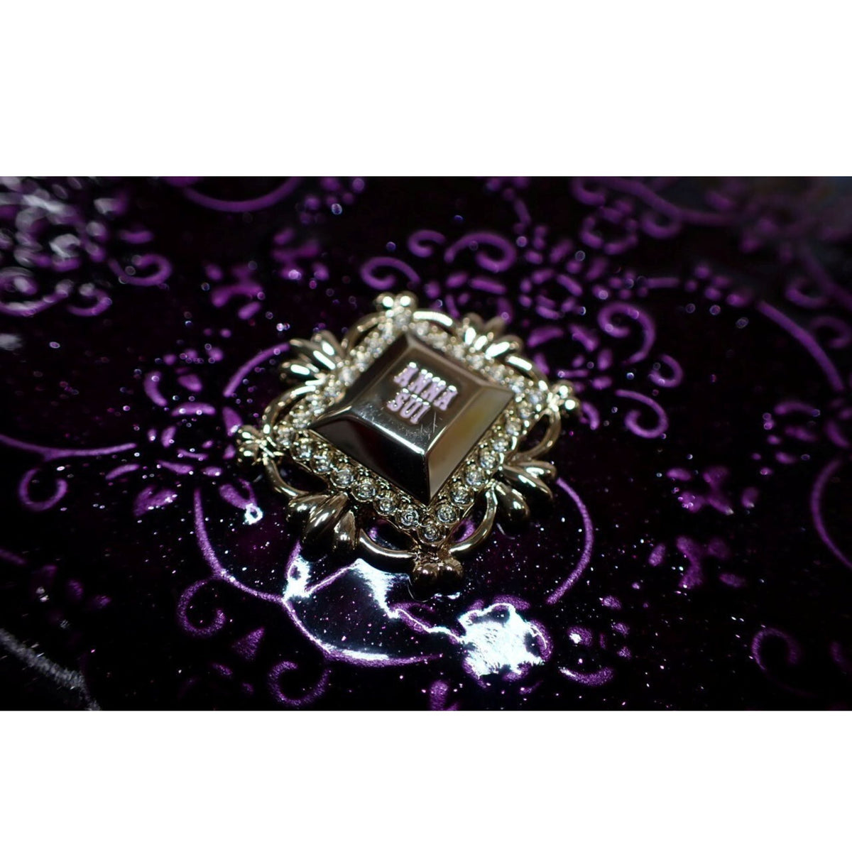 Anna Sui – Cartera larga de charol morado con estampado floral y detalles dorados