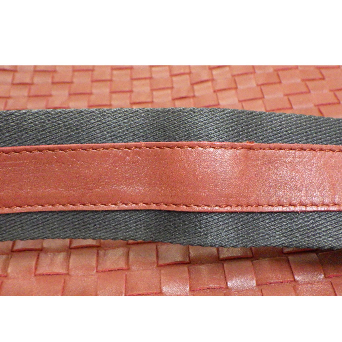 Bottega Veneta Intrecciato – Bolso bandolera de piel trenzada color coñac
