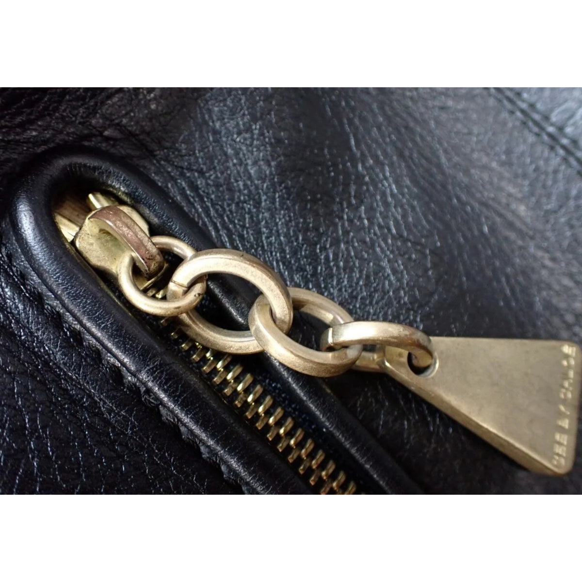See by Chloé – Bolso de piel negra con doble cremallera dorada y borlas