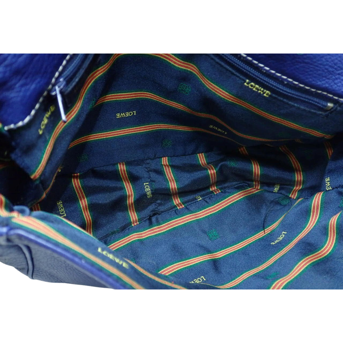 Loewe Bolso Bandolera Vintage de Piel Azul Marino con Anagrama Grabado y Solapa