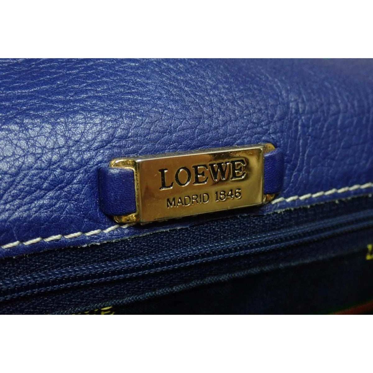 Loewe Bolso Bandolera Vintage de Piel Azul Marino con Anagrama Grabado y Solapa