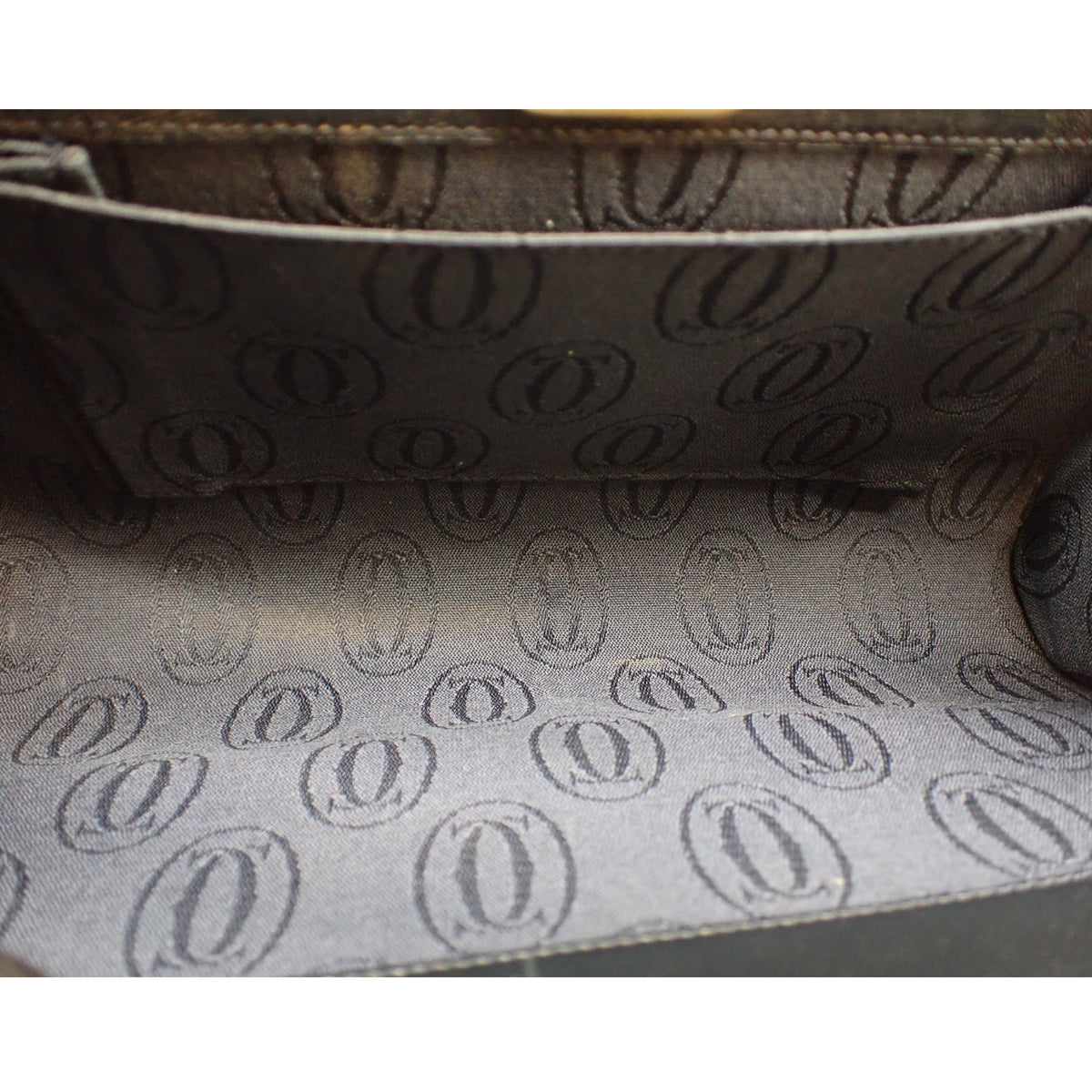 Cartier Vintage Bolso de Fiesta de Piel Negra con Cadena Dorada y Detalle de Zafiro