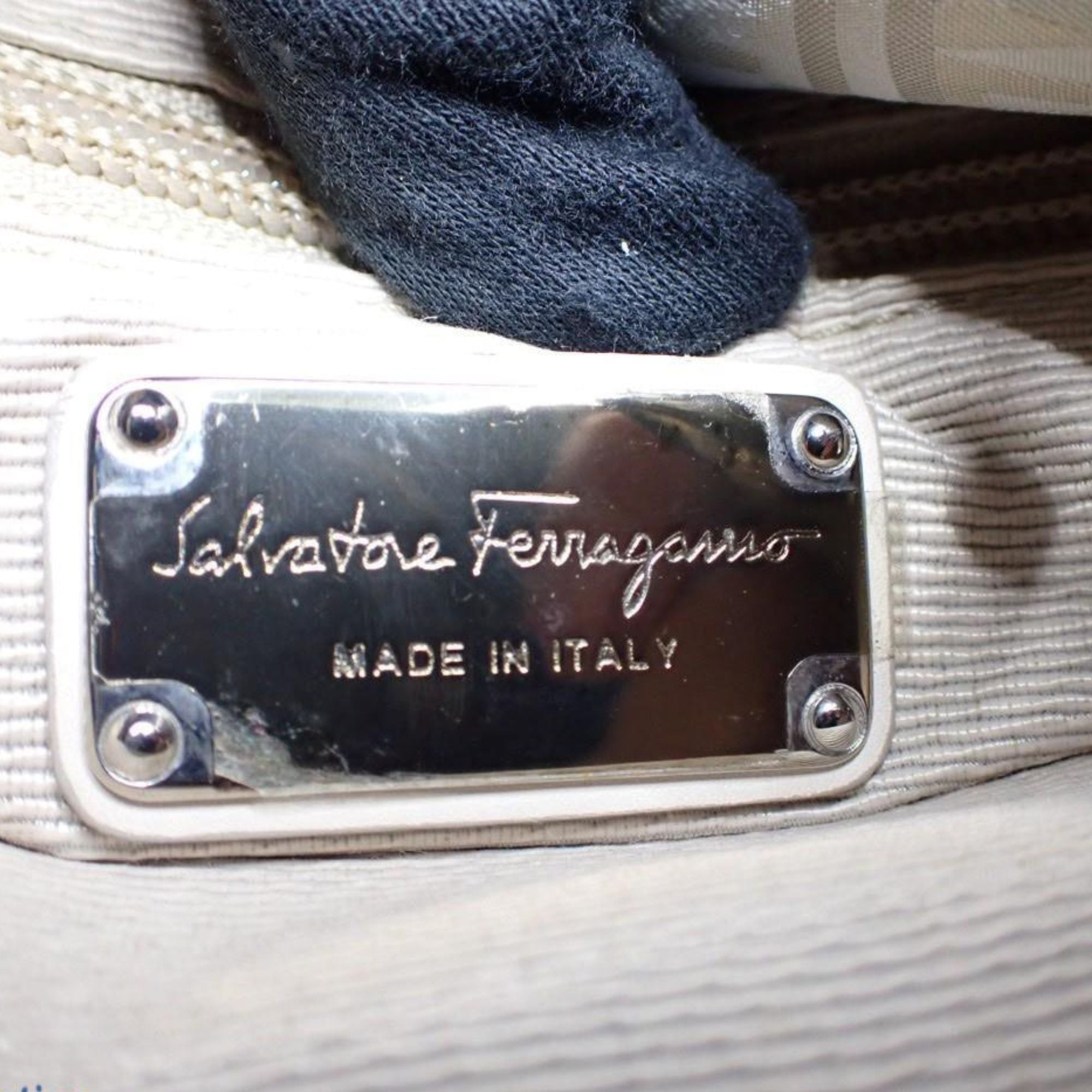 Bolso tote Salvatore Ferragamo beige jacquard monograma con detalles en piel