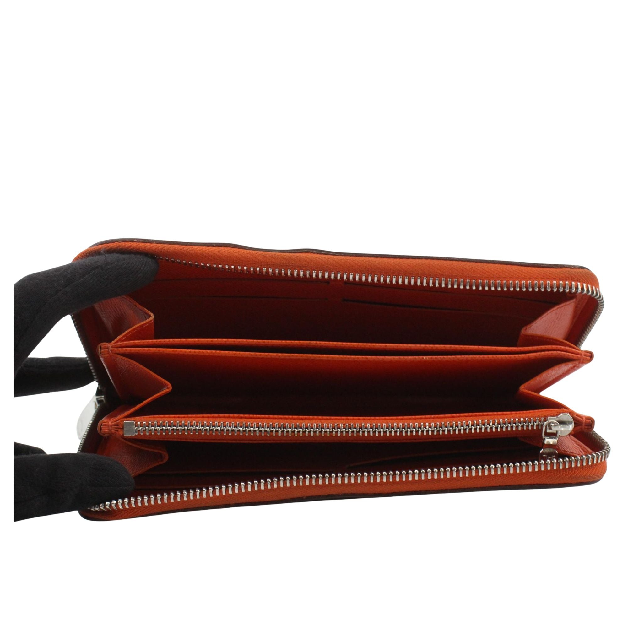 Cartera Louis Vuitton Epi negra con interior naranja
